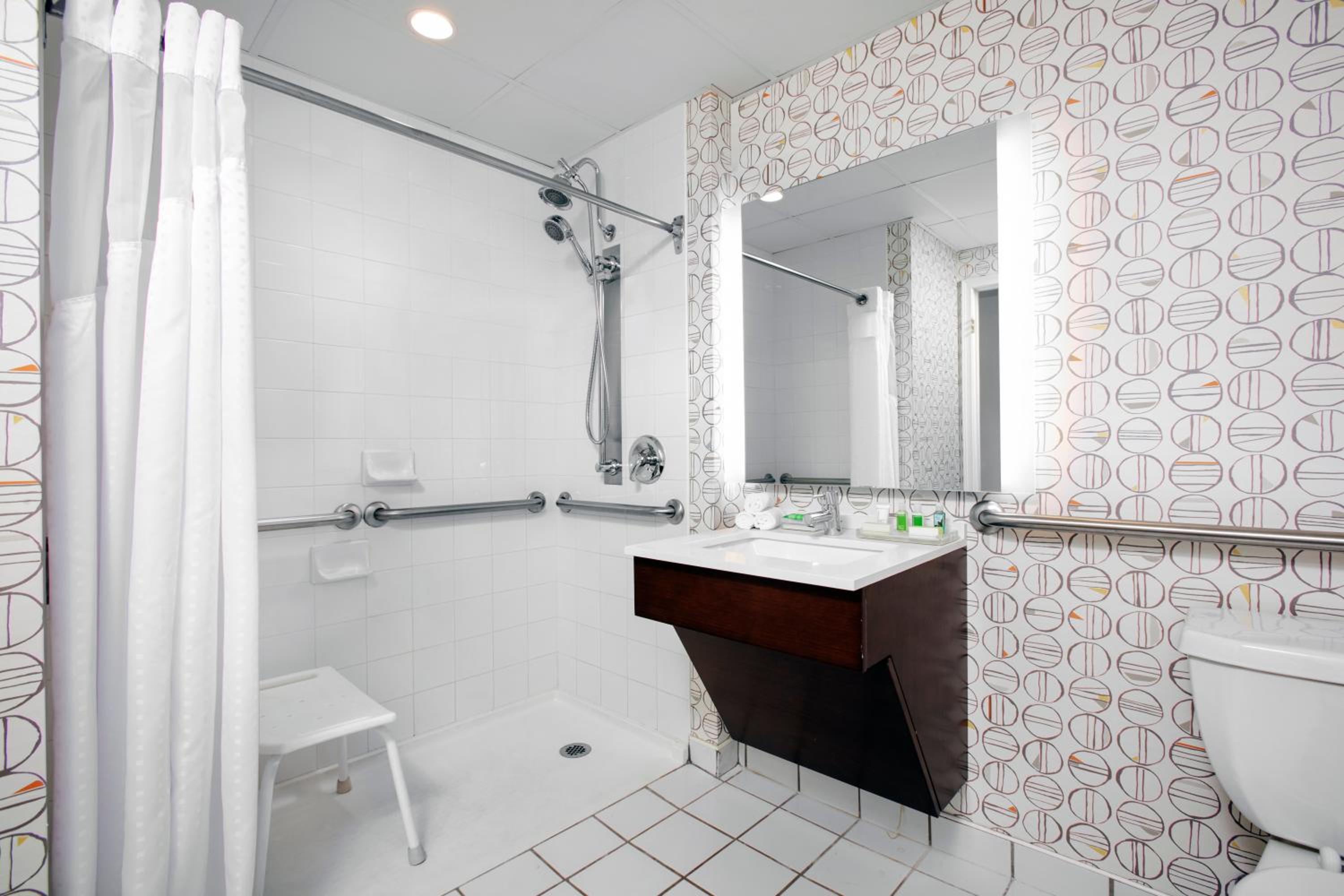 Queen Room - Disability Access - Photo 1