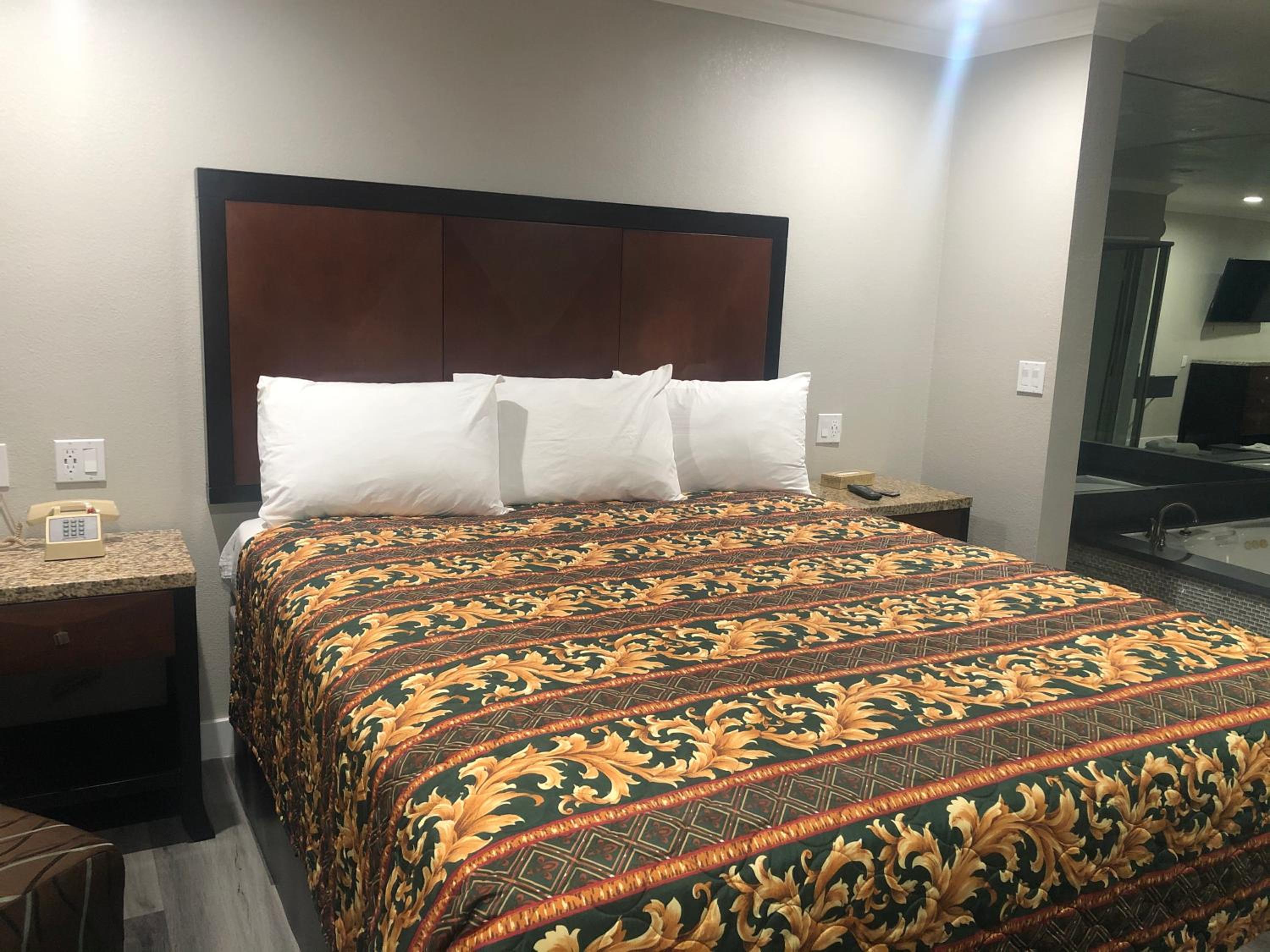 King Room with Spa Bath