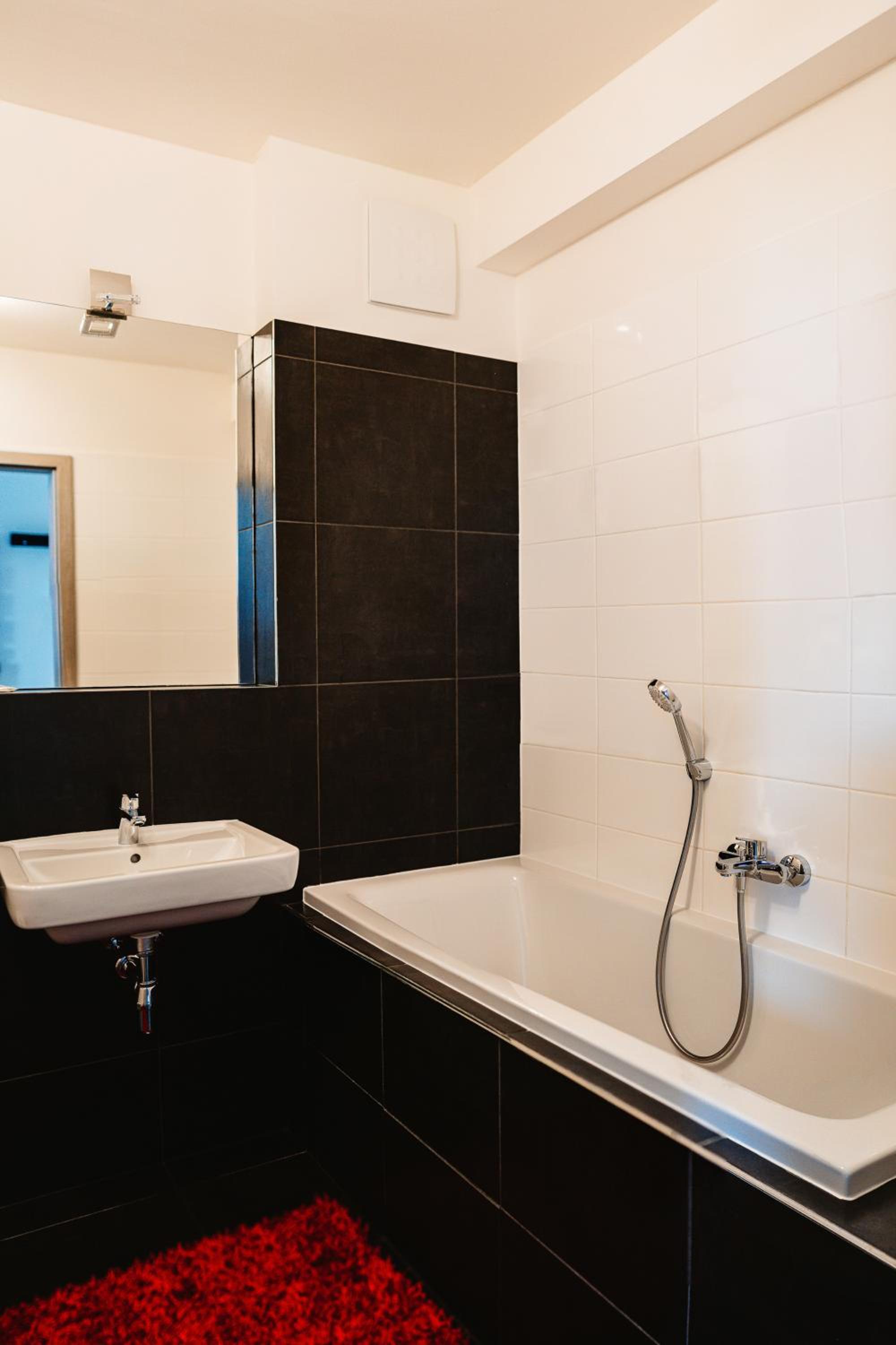 One-Bedroom Apartment - Photo 12