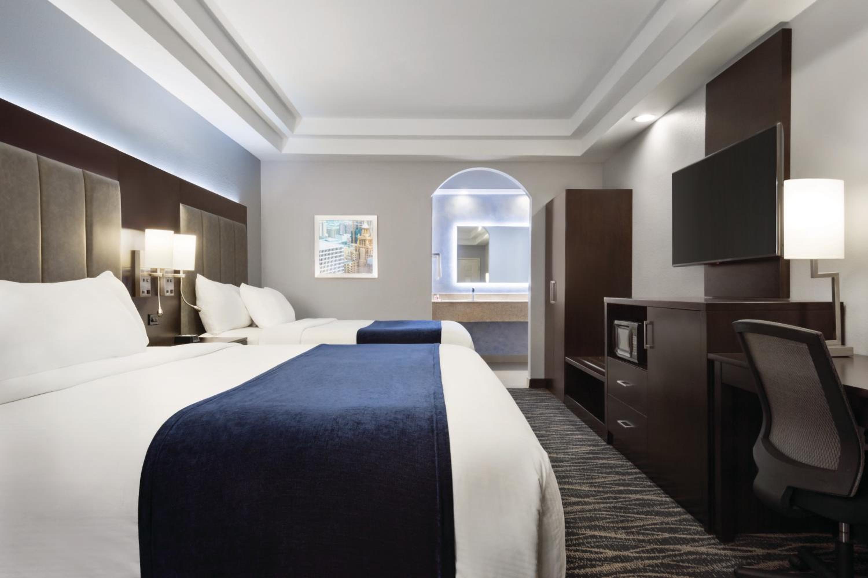 1 King & 1 Full Bed Suite - Non-Smoking