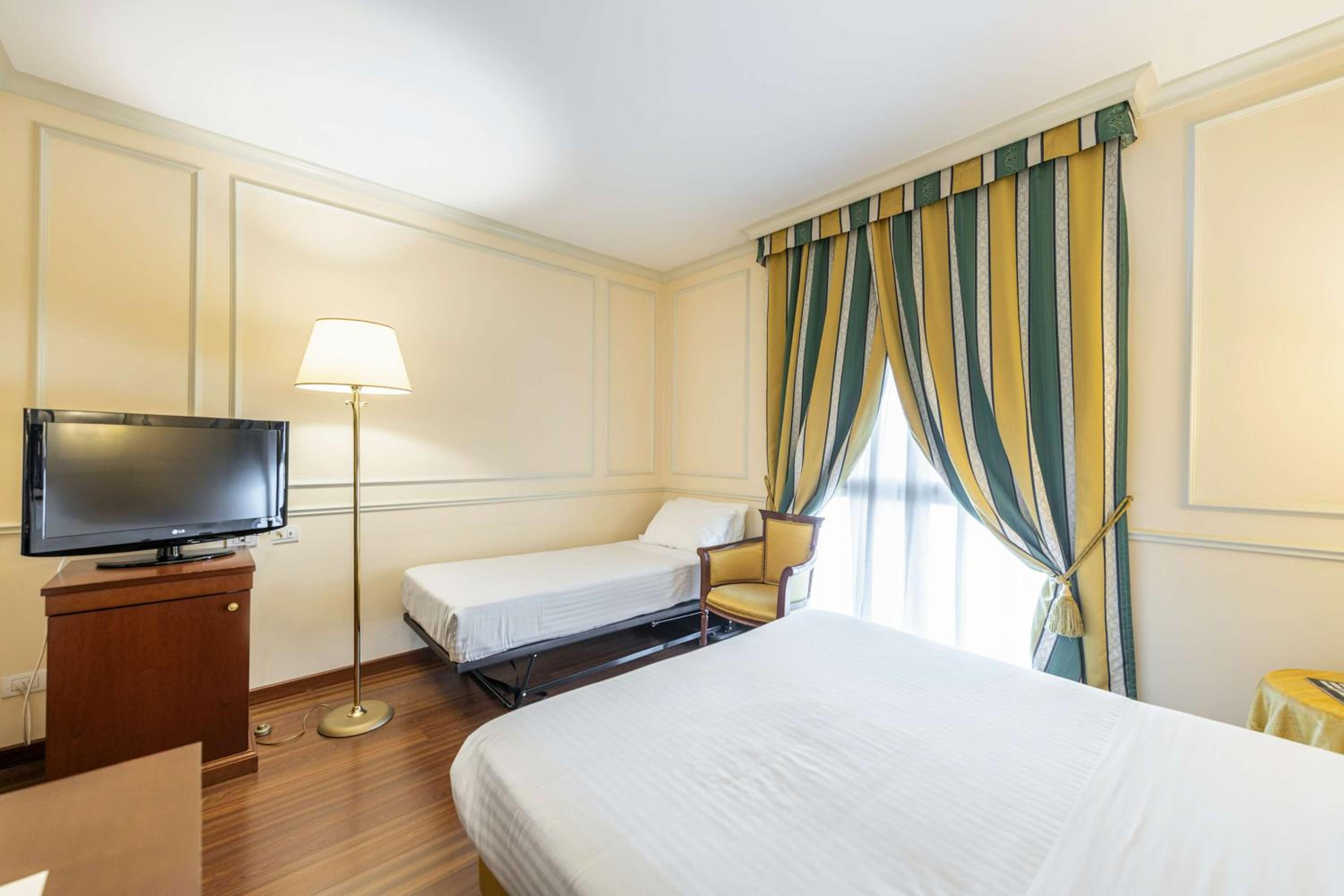 Classic Queen Room with Single Bed - Photo 2