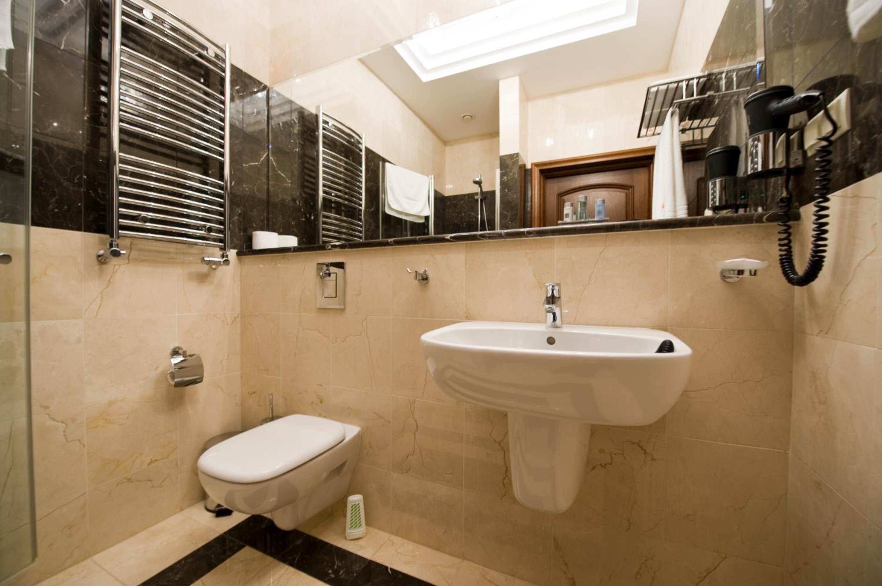Standard Double or Twin Room - Photo 6