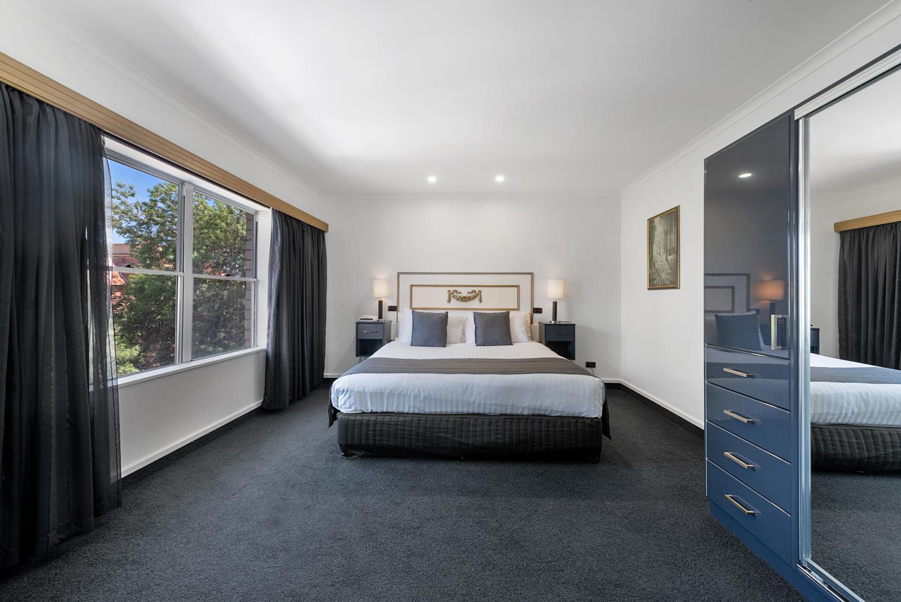 One Bedroom Queen Suite - Non-Smoking