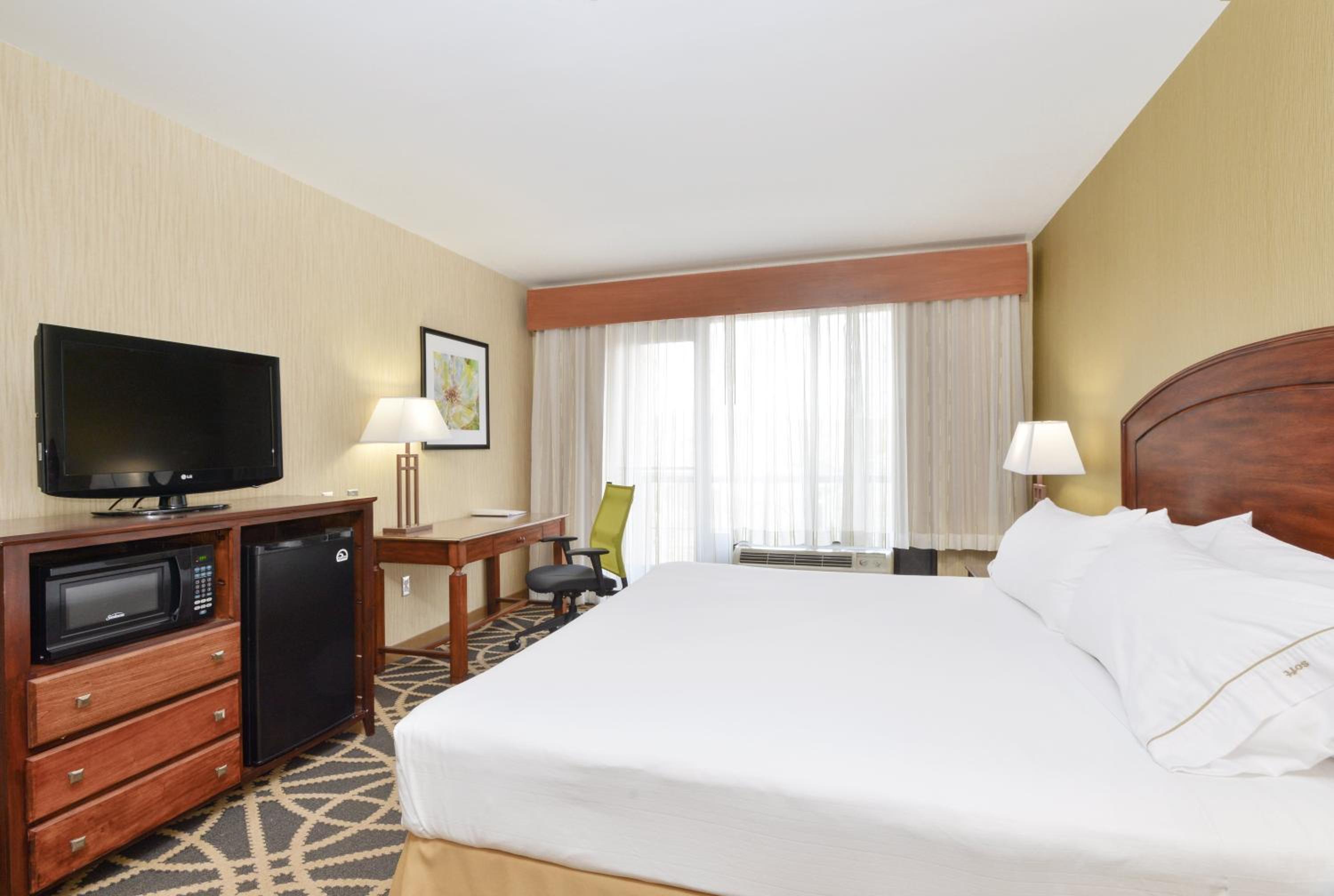 Standard King Room with Balcony - Photo 1