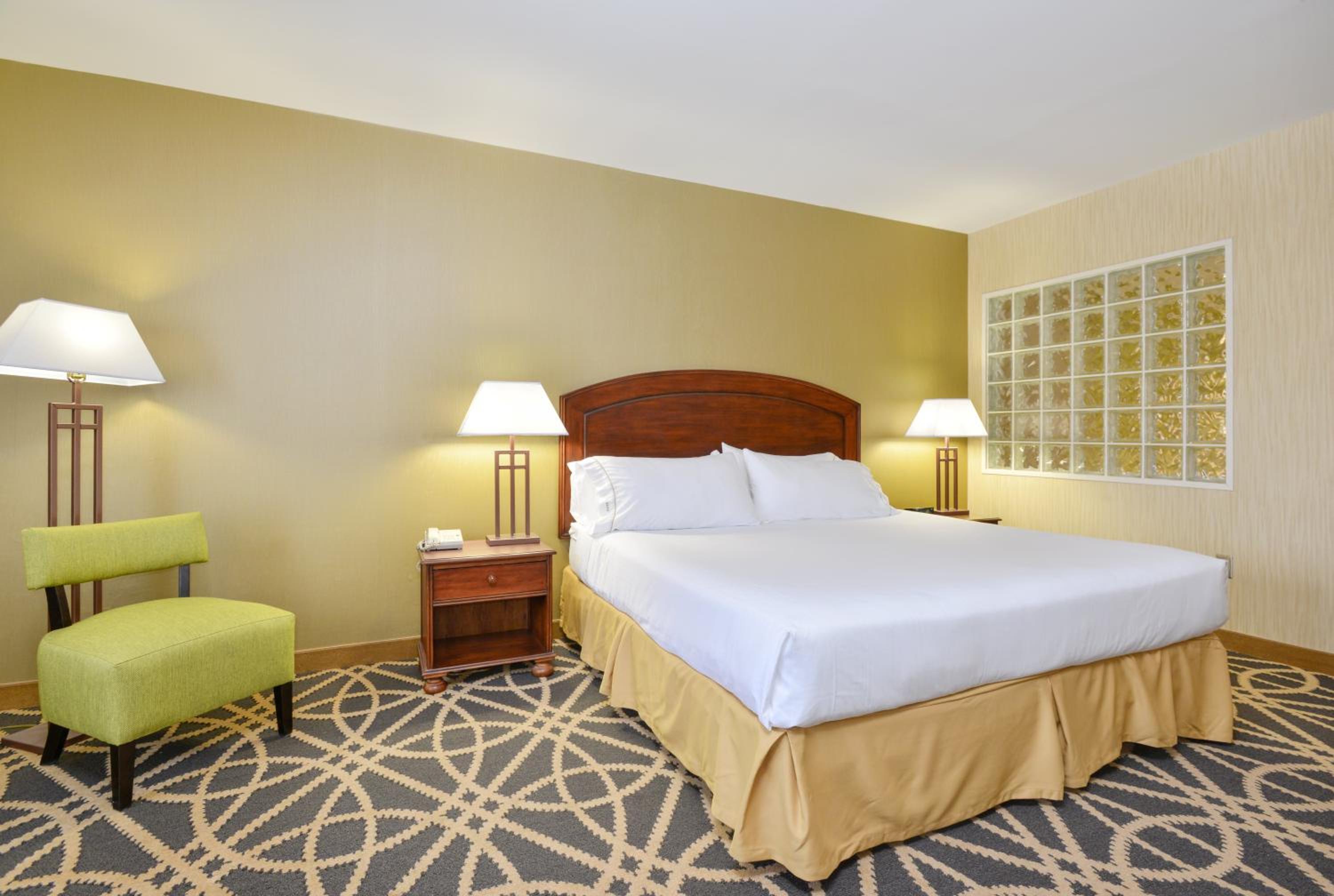 Standard King Room with Extra Floor Space - Photo 1