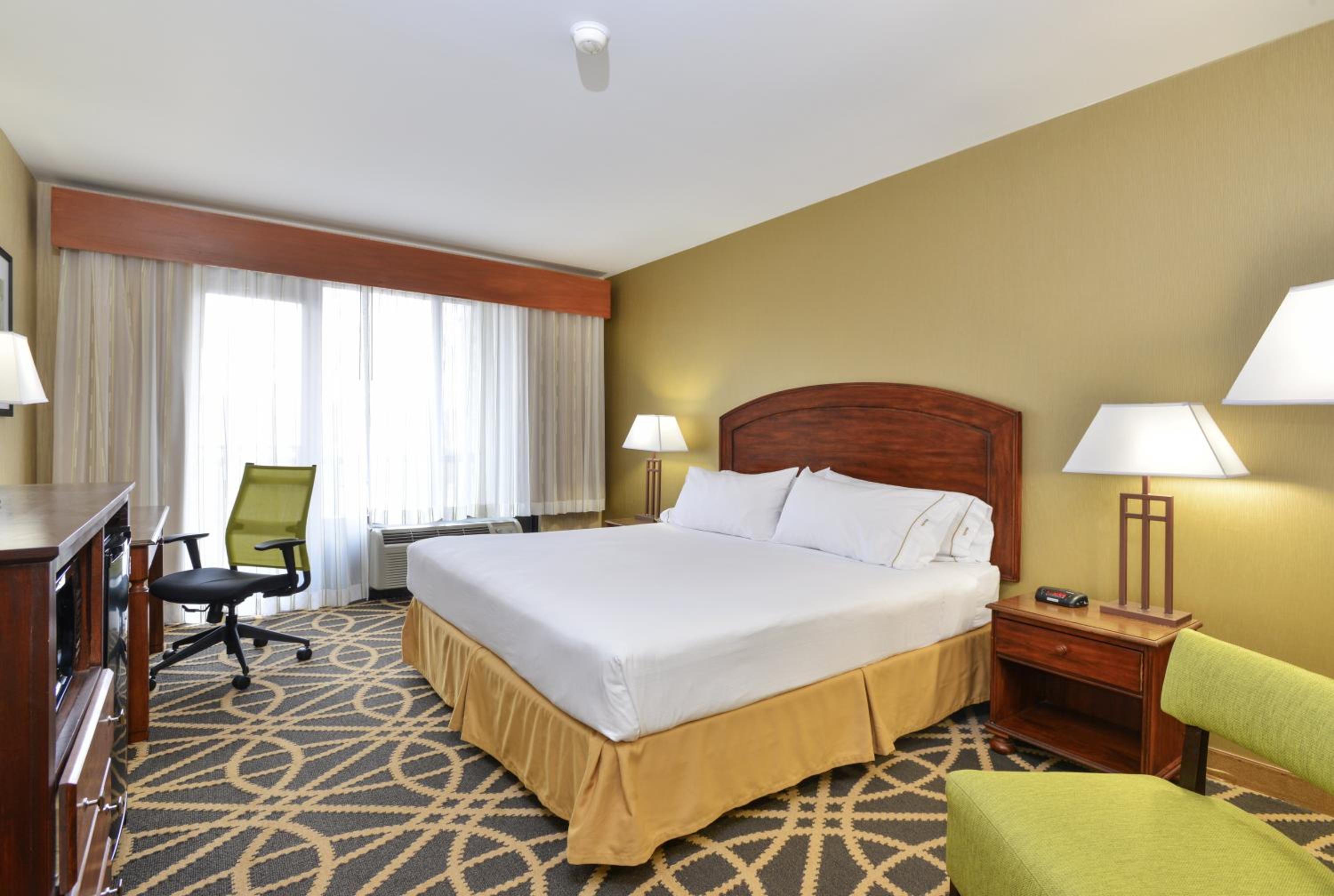 Standard King Room with Balcony - Photo 2