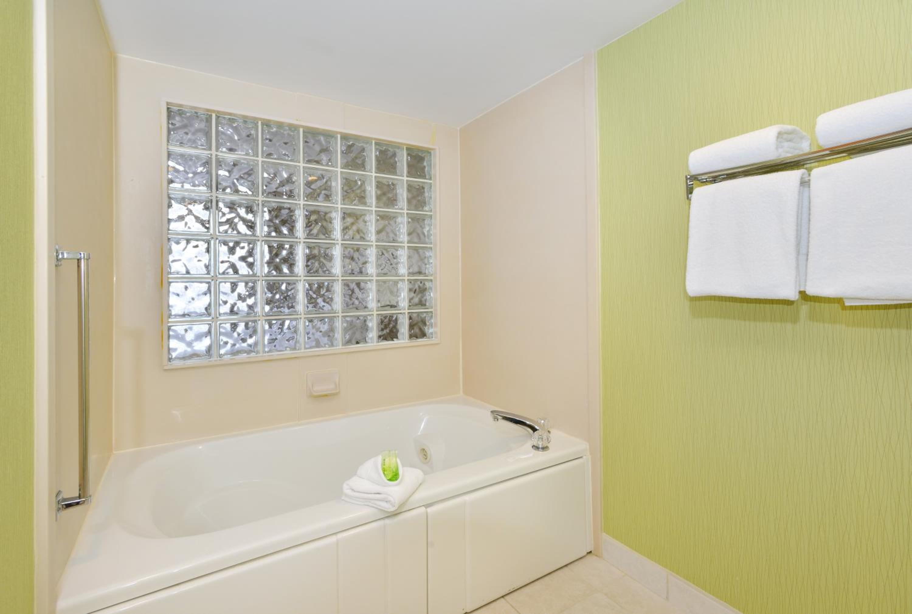 Standard King Room with Extra Floor Space - Photo 2