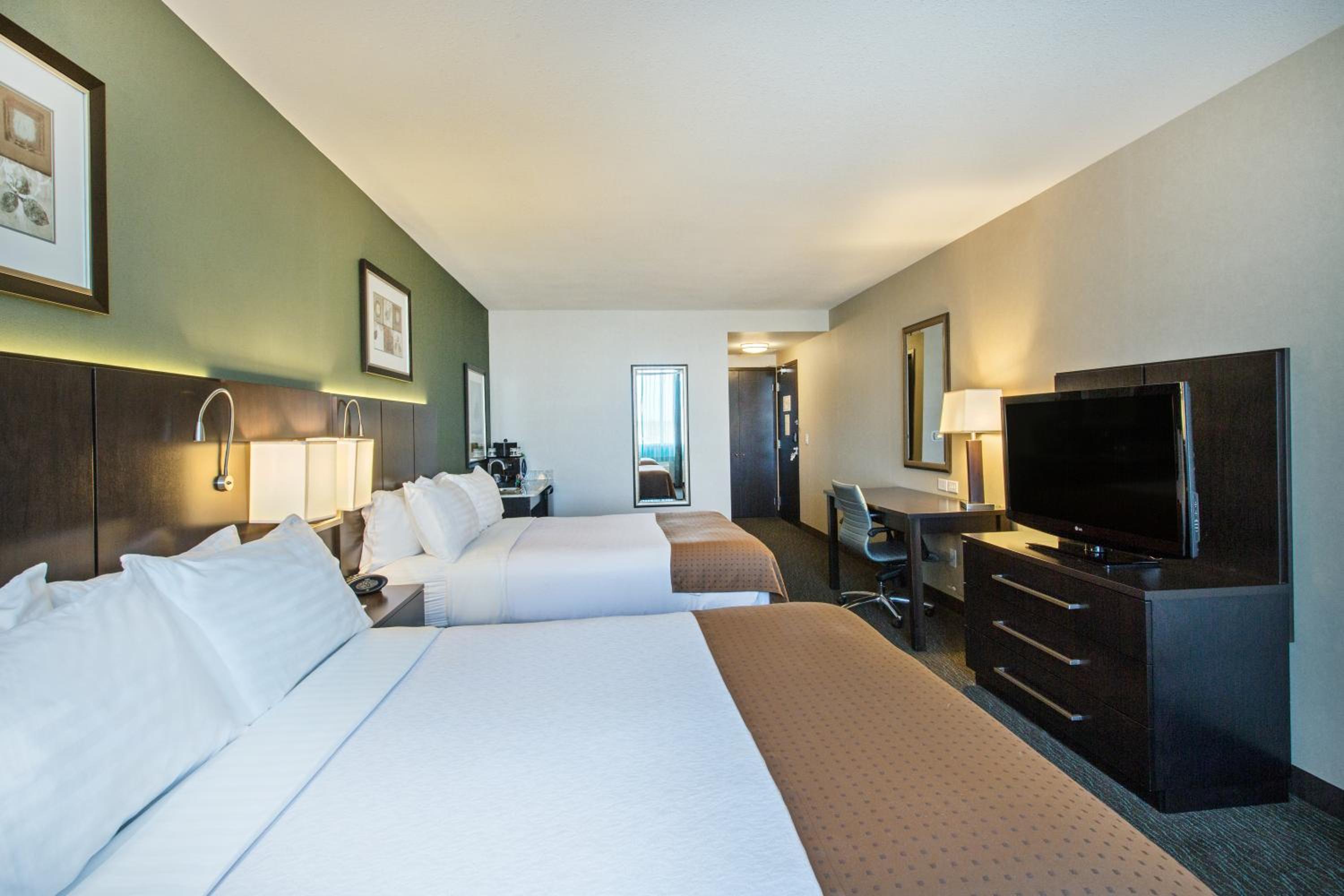 Superior Suite with Two Queen Beds - Non-Smoking - Photo 3