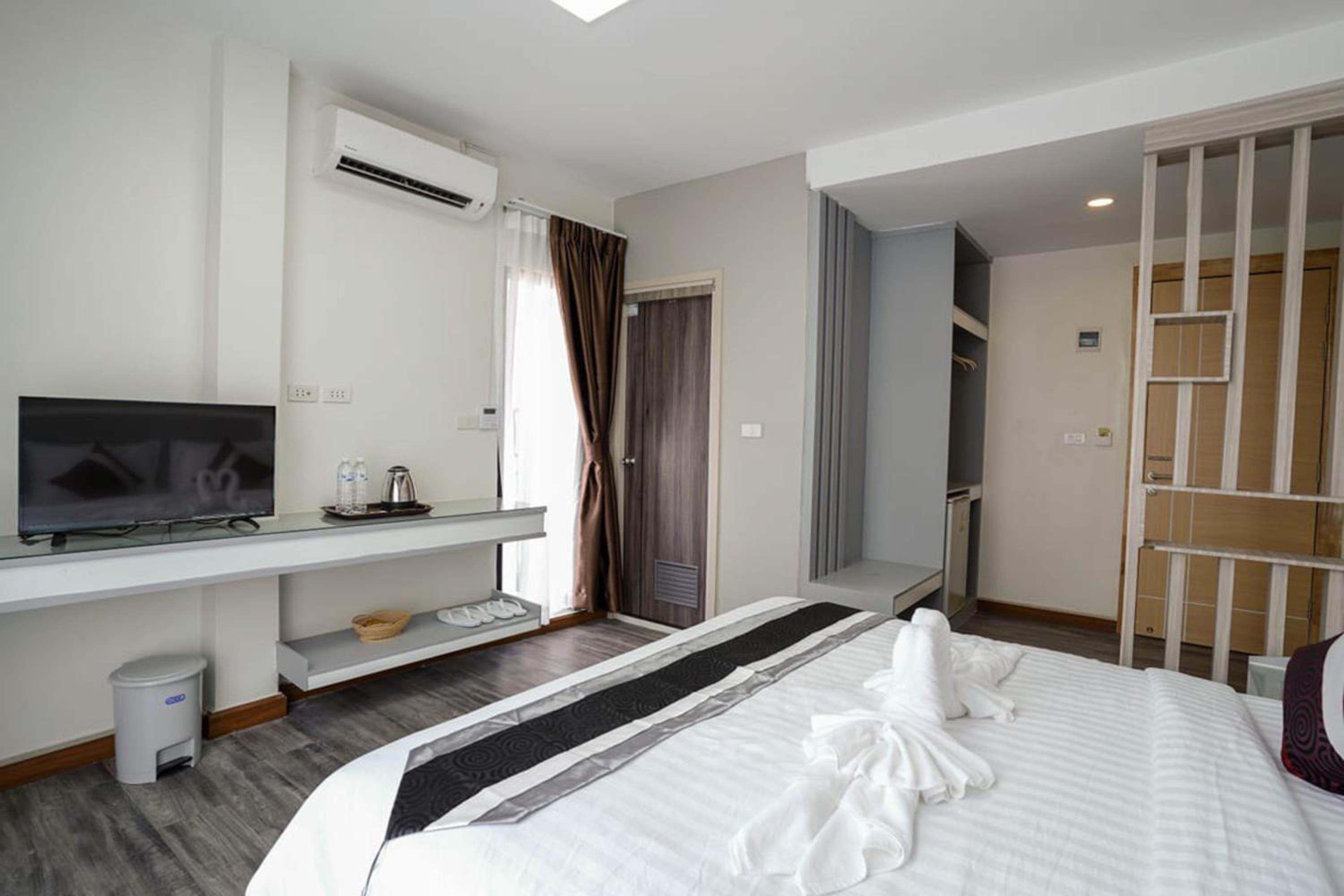 Deluxe King Room - Photo 6