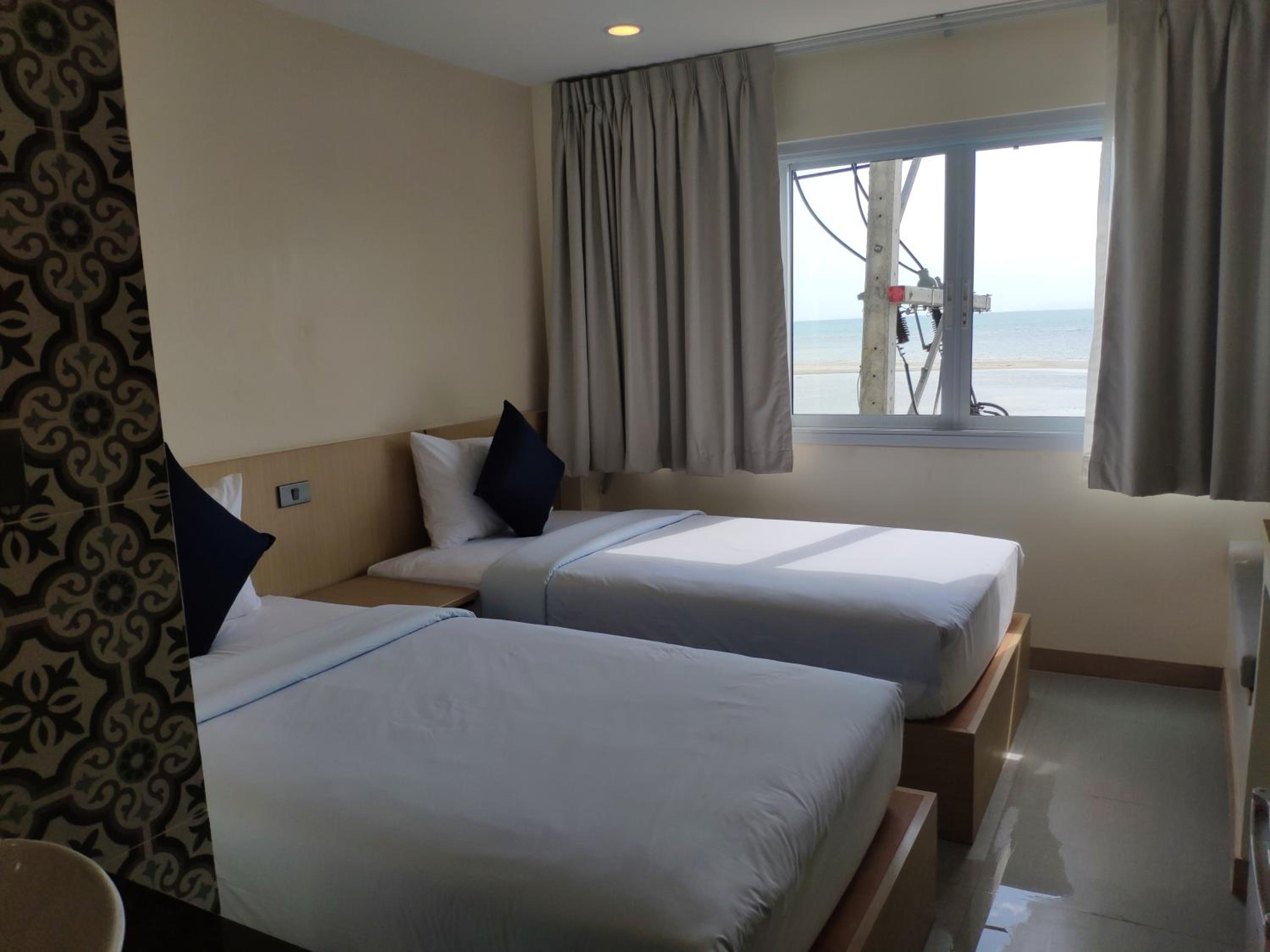 Superior Twin Room with Sea View - Photo 4