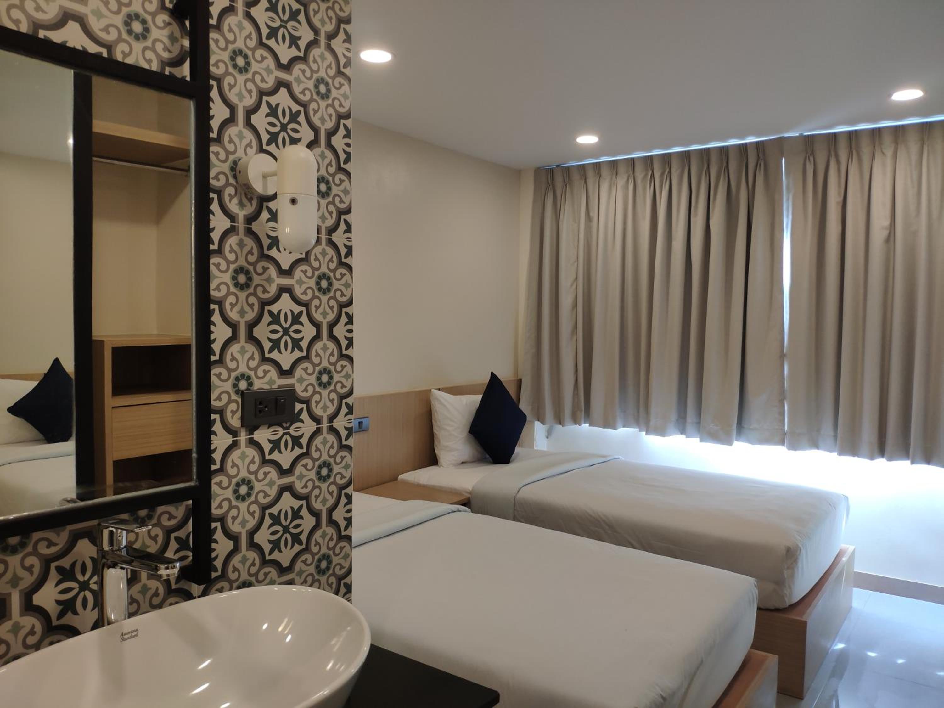 Superior Twin Room with Sea View - Photo 3
