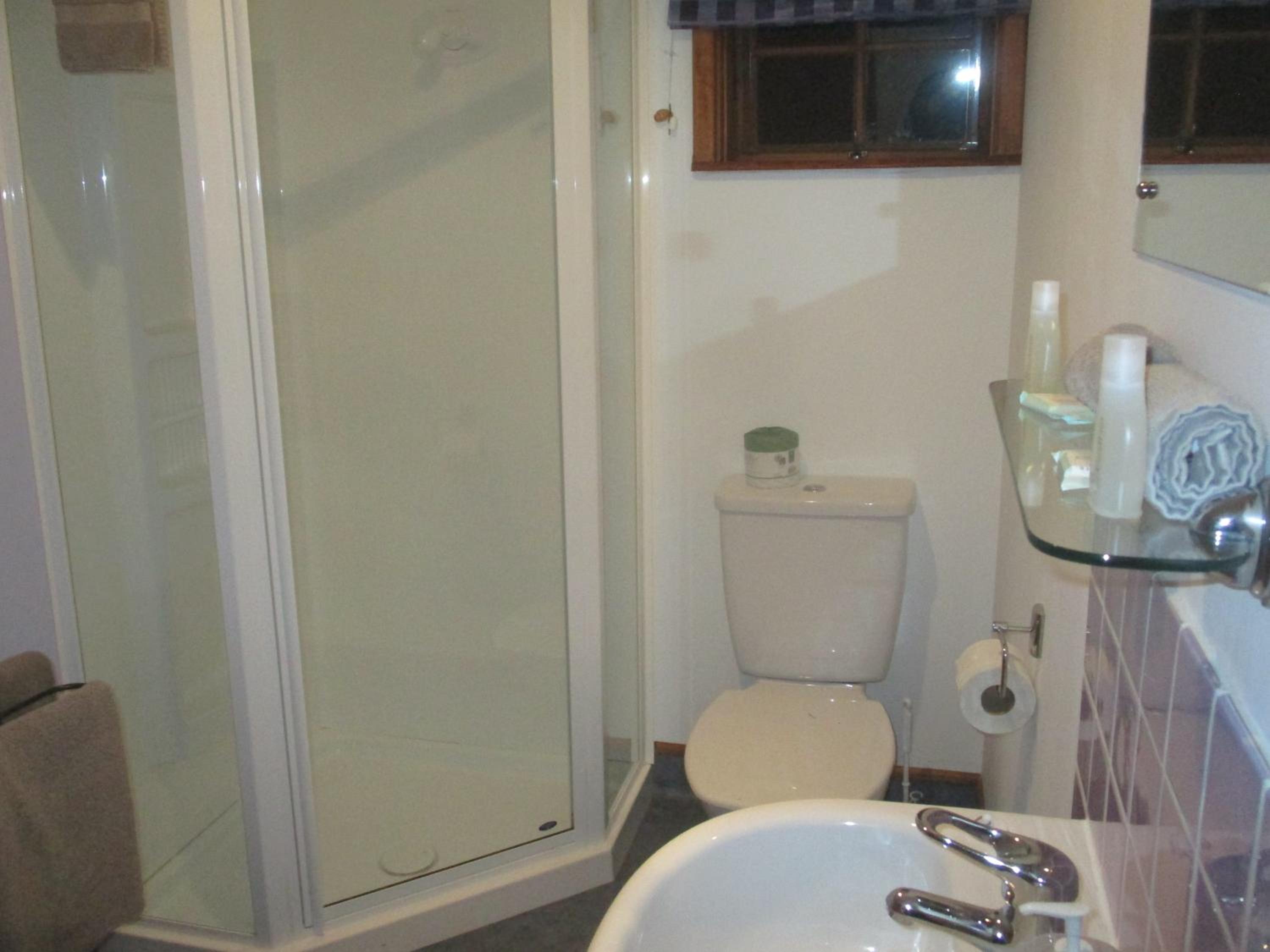Deluxe Queen Suite - Photo 7