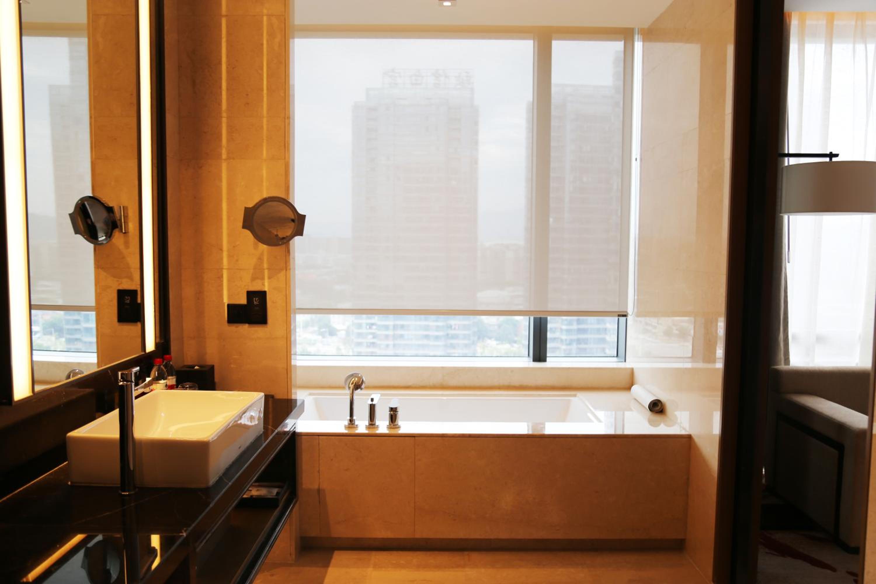 Deluxe Twin Room - Club Access photo 3