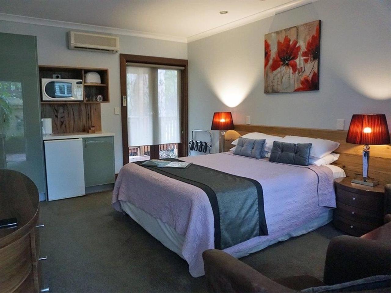 Executive Queen Room with Courtyard View and Spa Bath photo 3