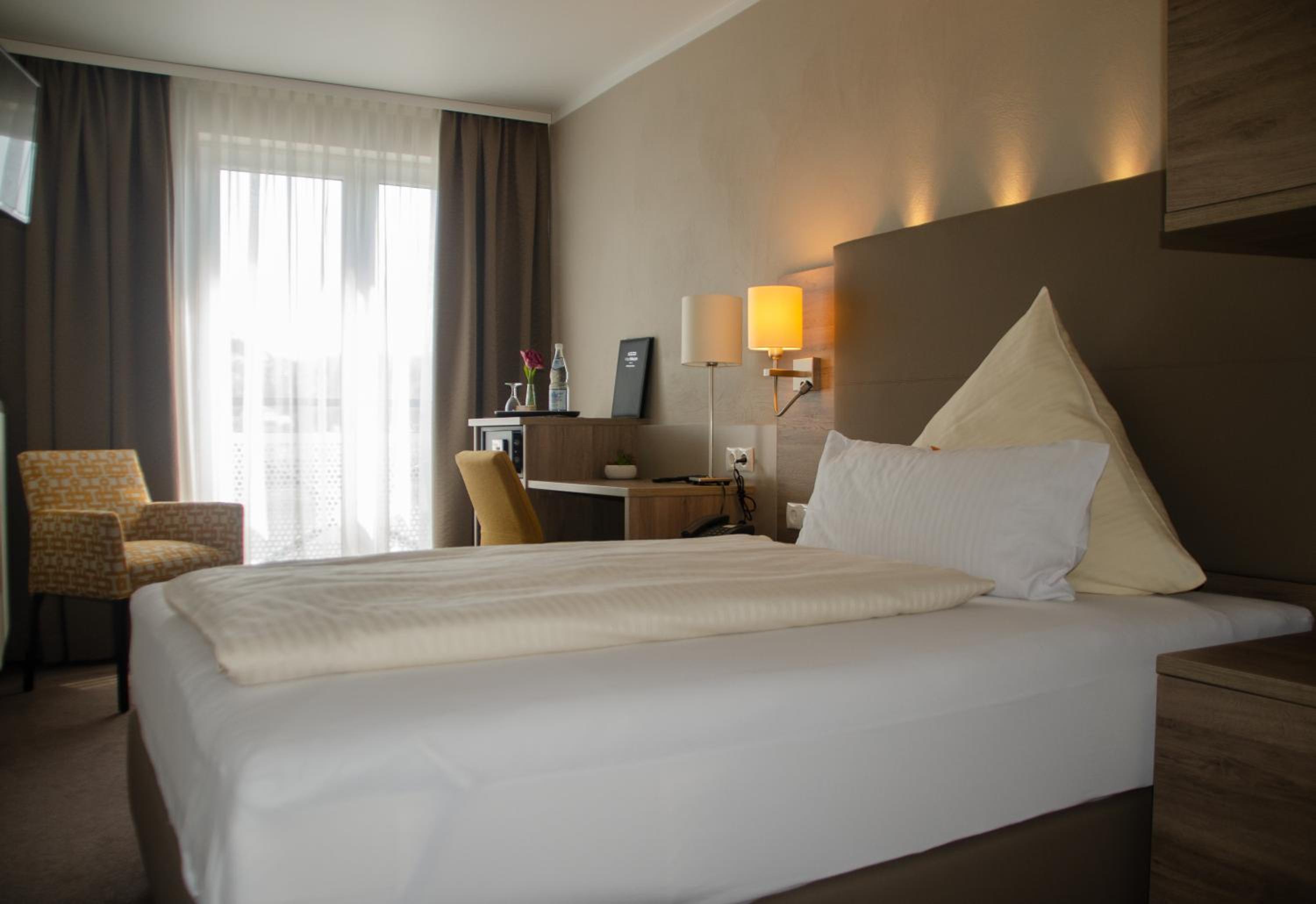Small Double Room with River View - Photo 2