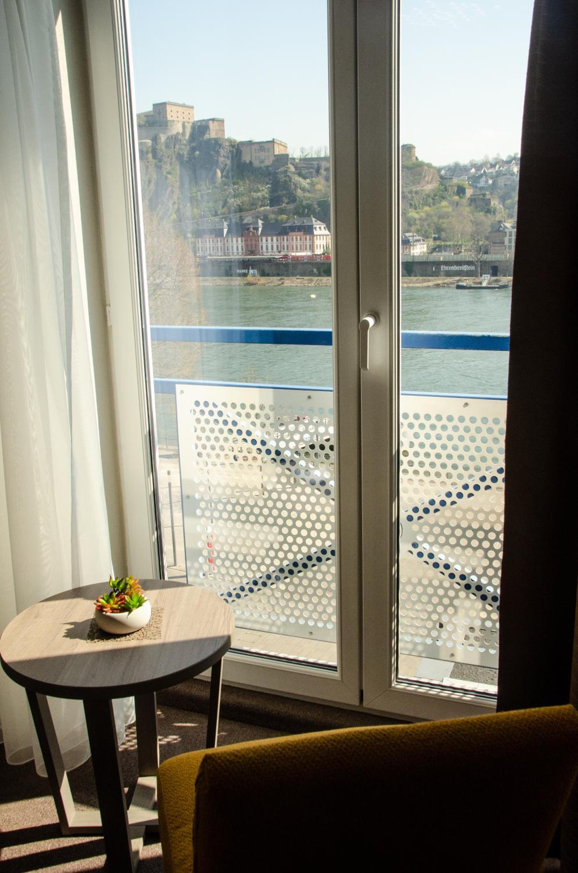  Double Room with River View and Balcony - Photo 2