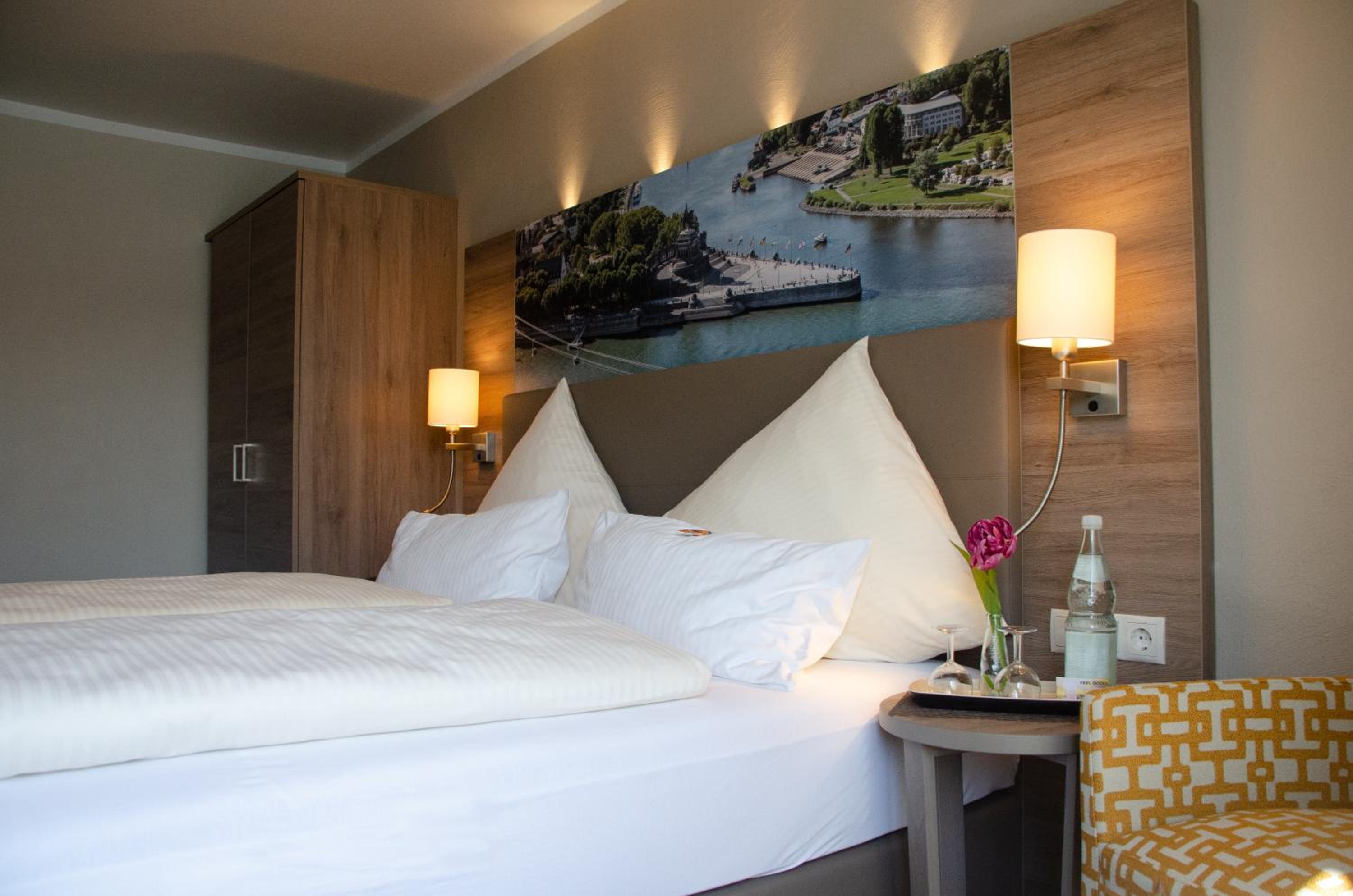 Double Room with River View - Photo 2