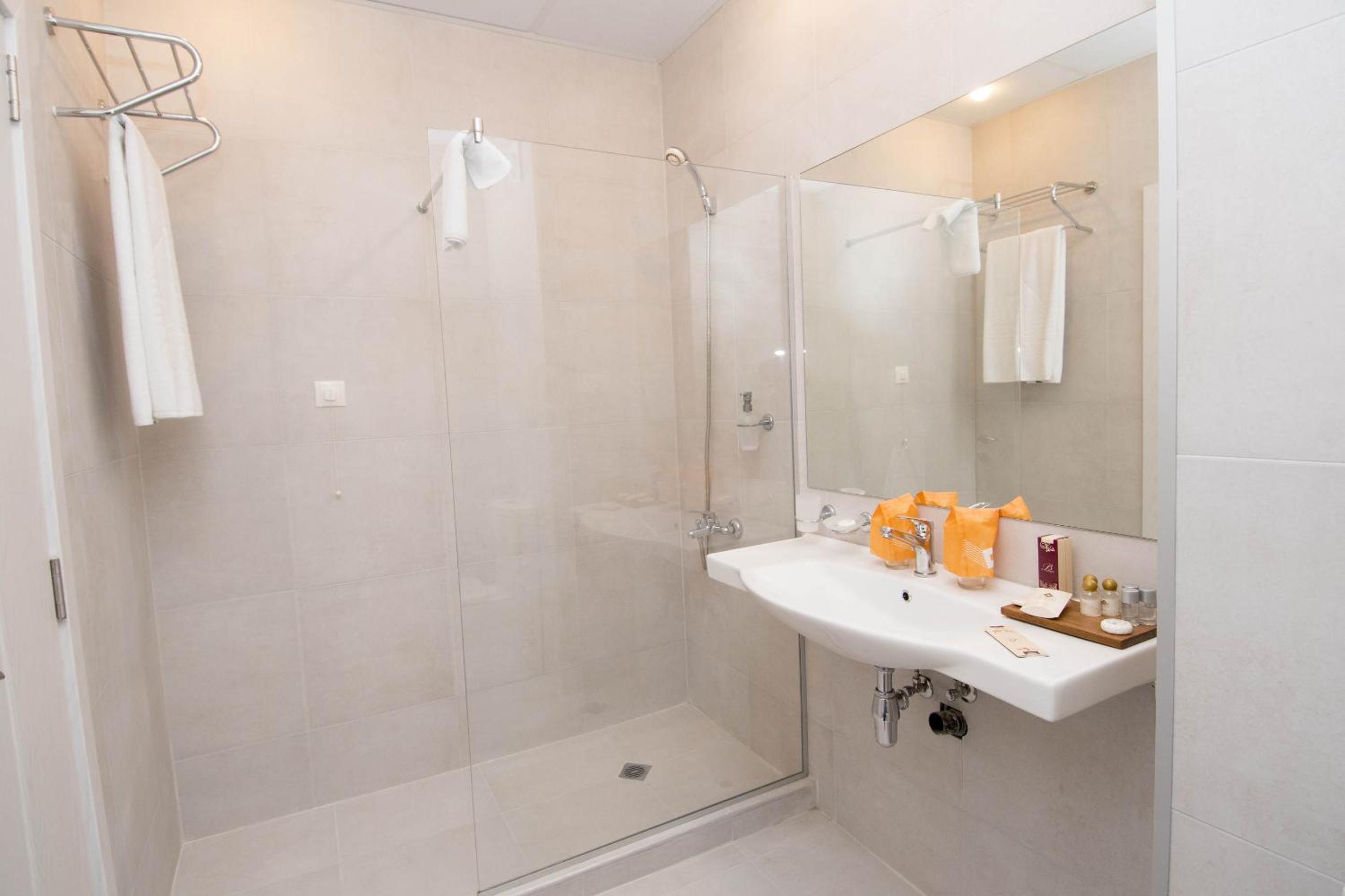 Double or Twin Room with Balcony - Photo 3