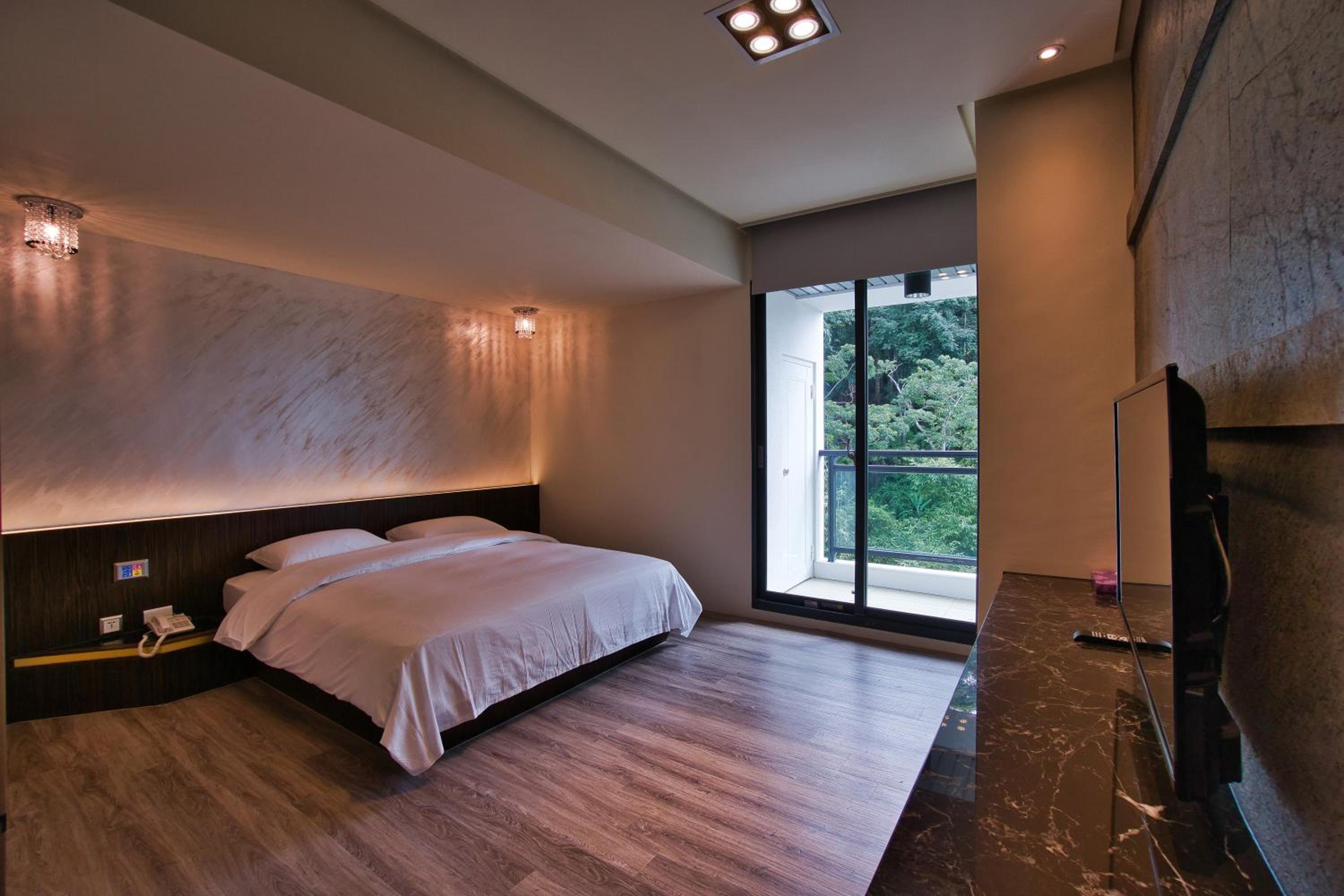 Queen Room with Balcony photo 1