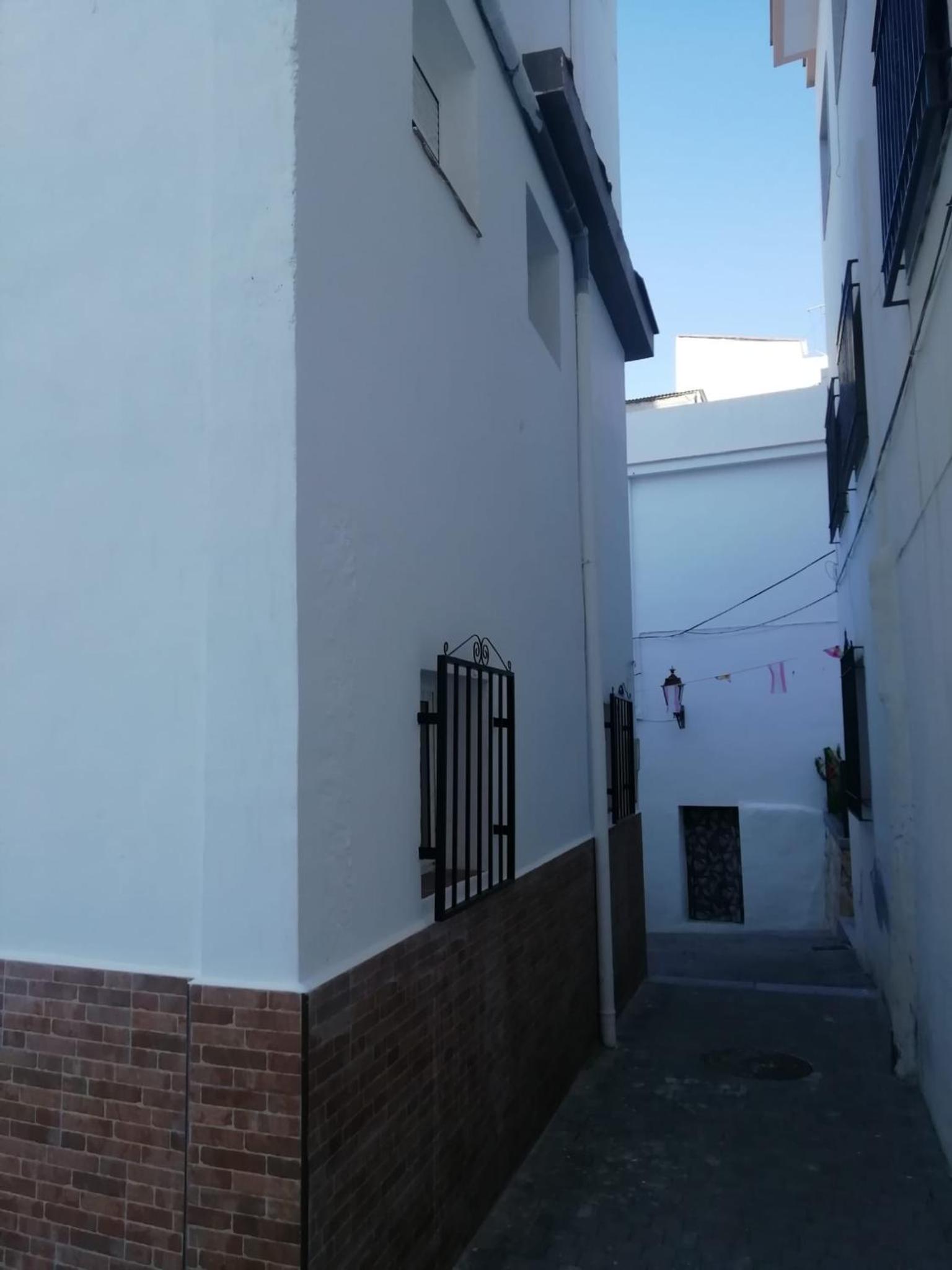 Five-Bedroom House - Photo 16