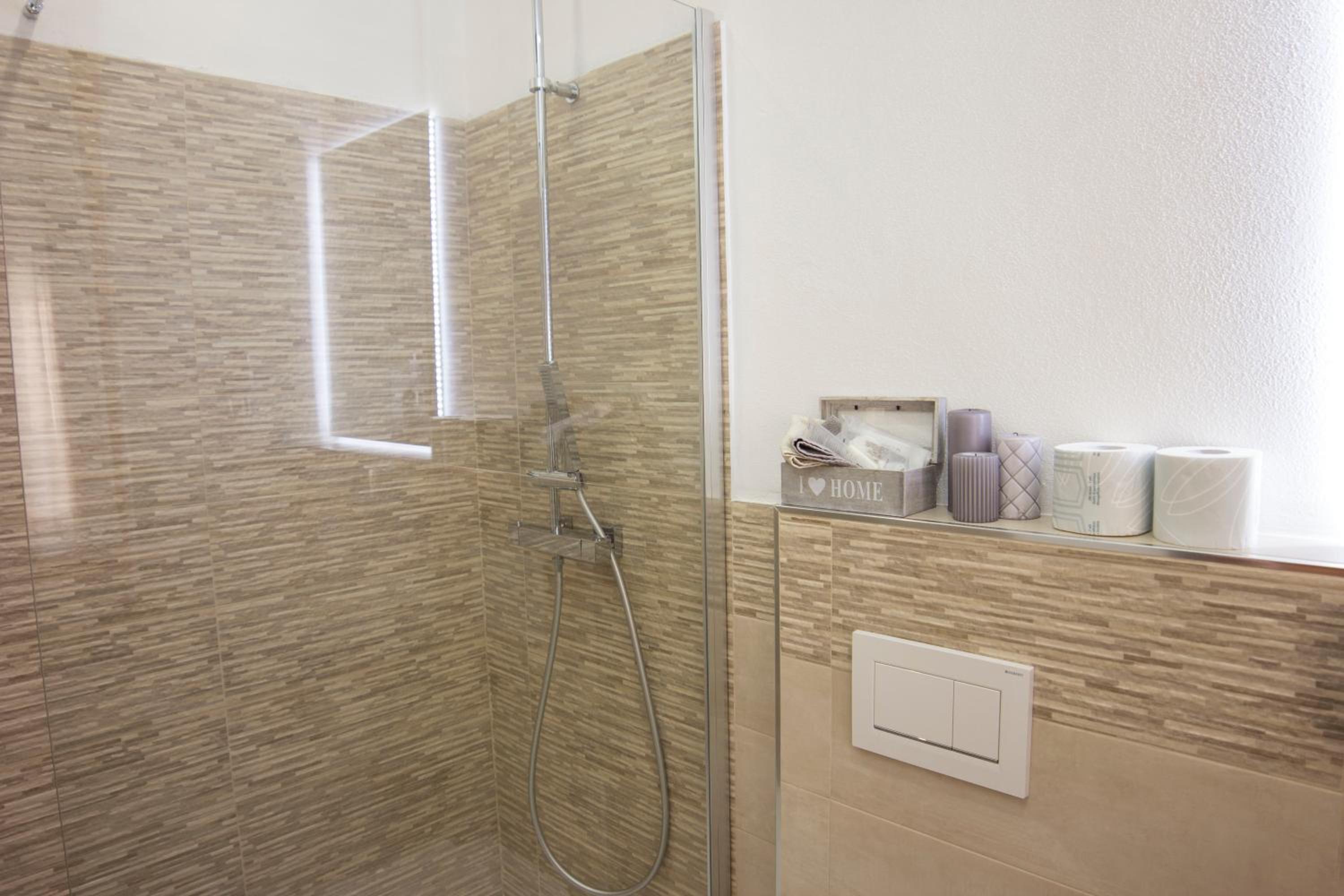 Double Room with Private Bathroom - Photo 14