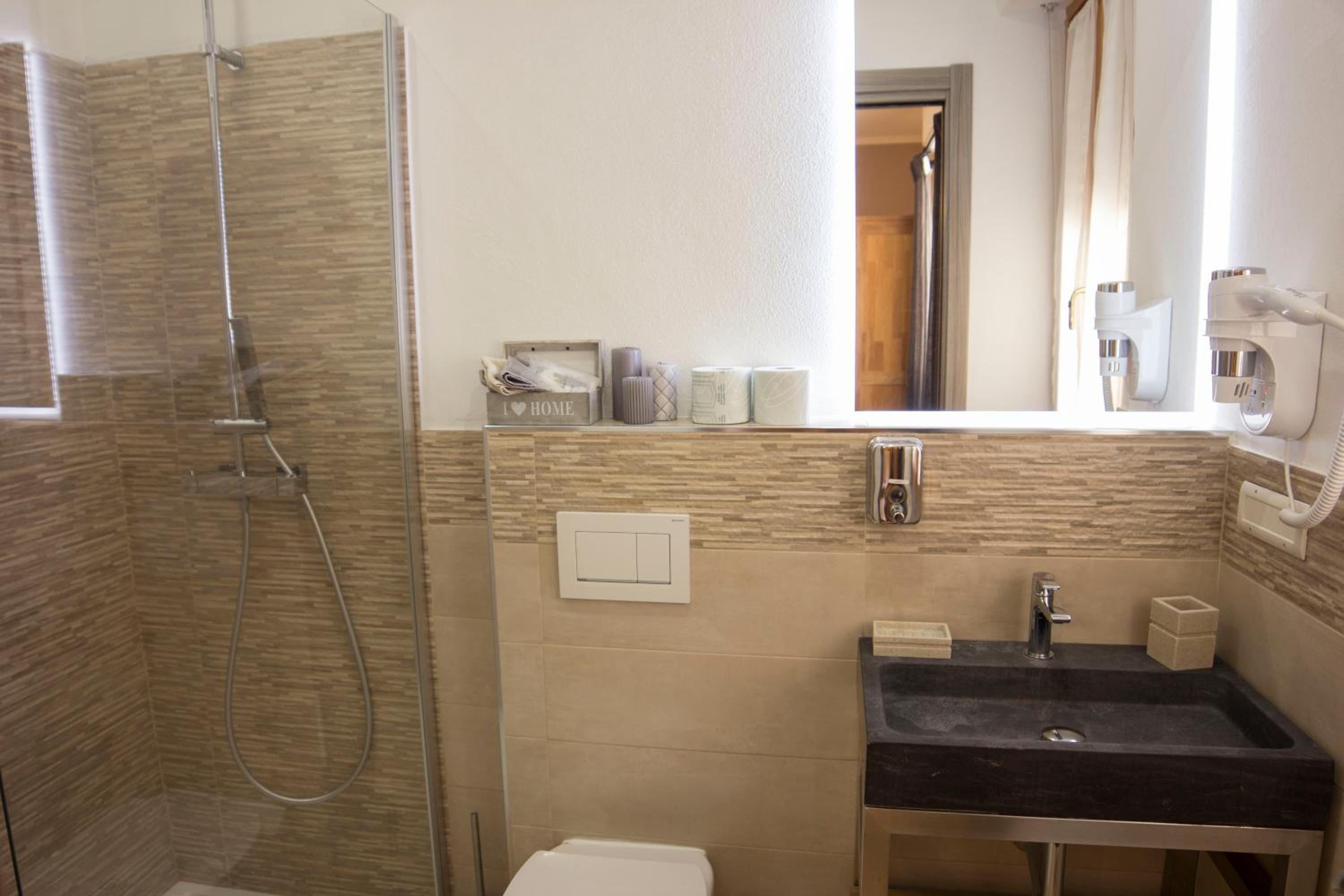 Double Room with Private Bathroom - Photo 13