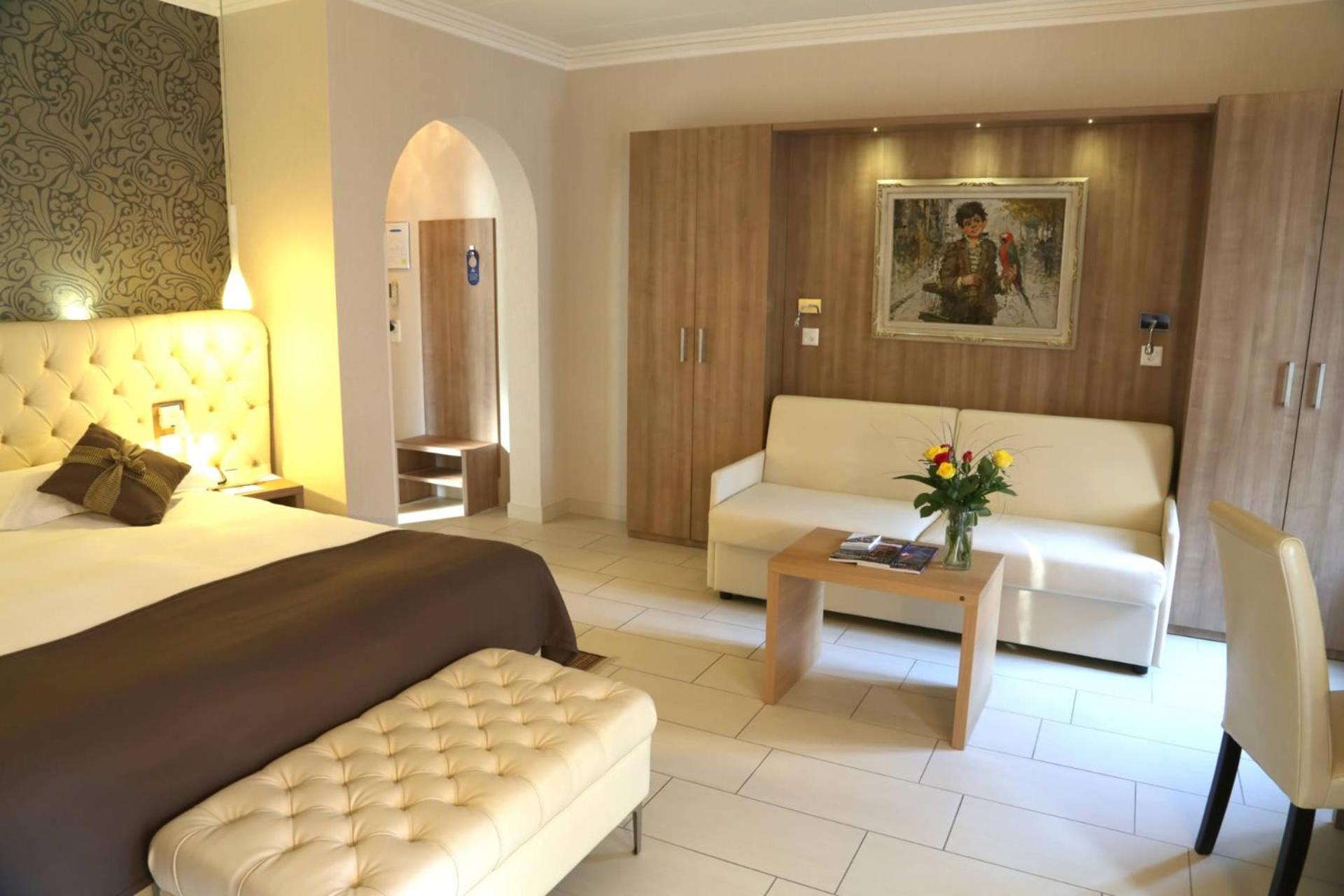 Junior Suite with Balcony - Photo 2