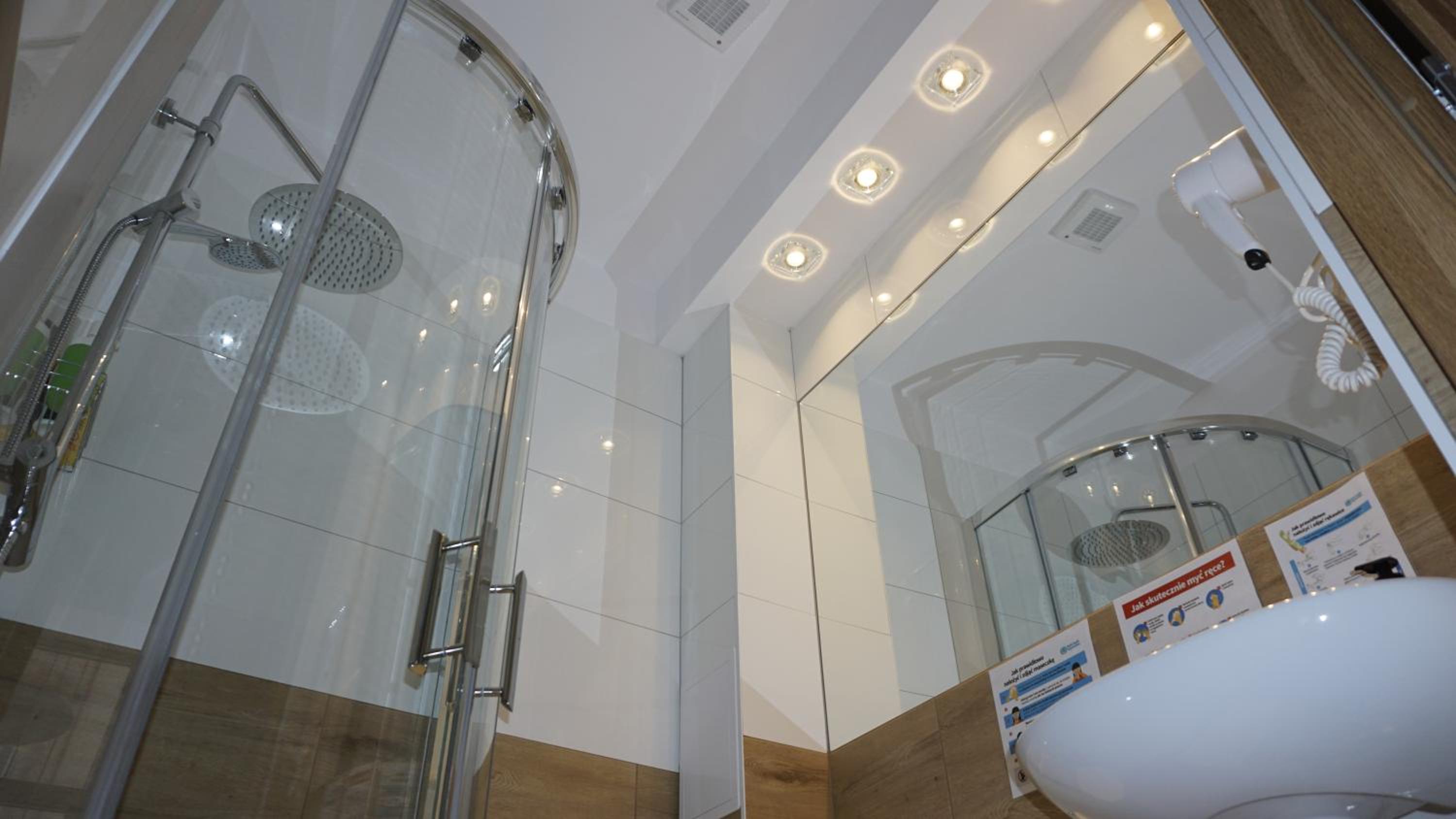 Twin Room with Private Bathroom - Photo 3
