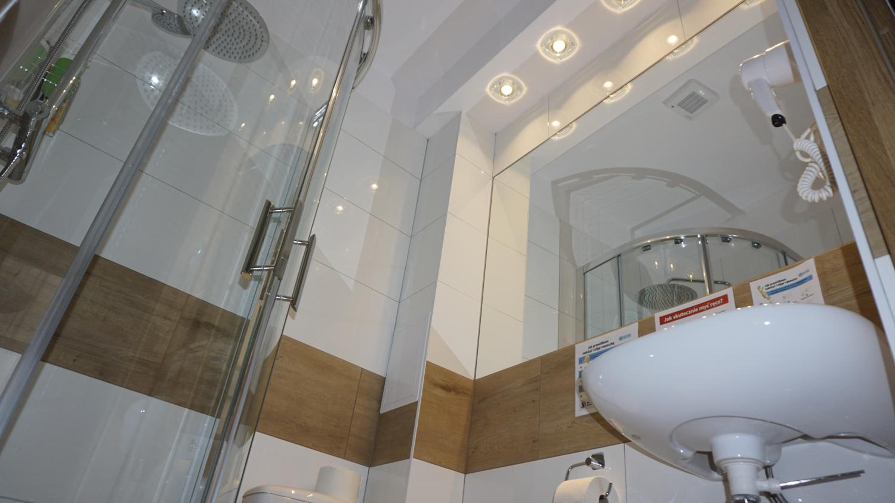 Twin Room with Private Bathroom - Photo 4