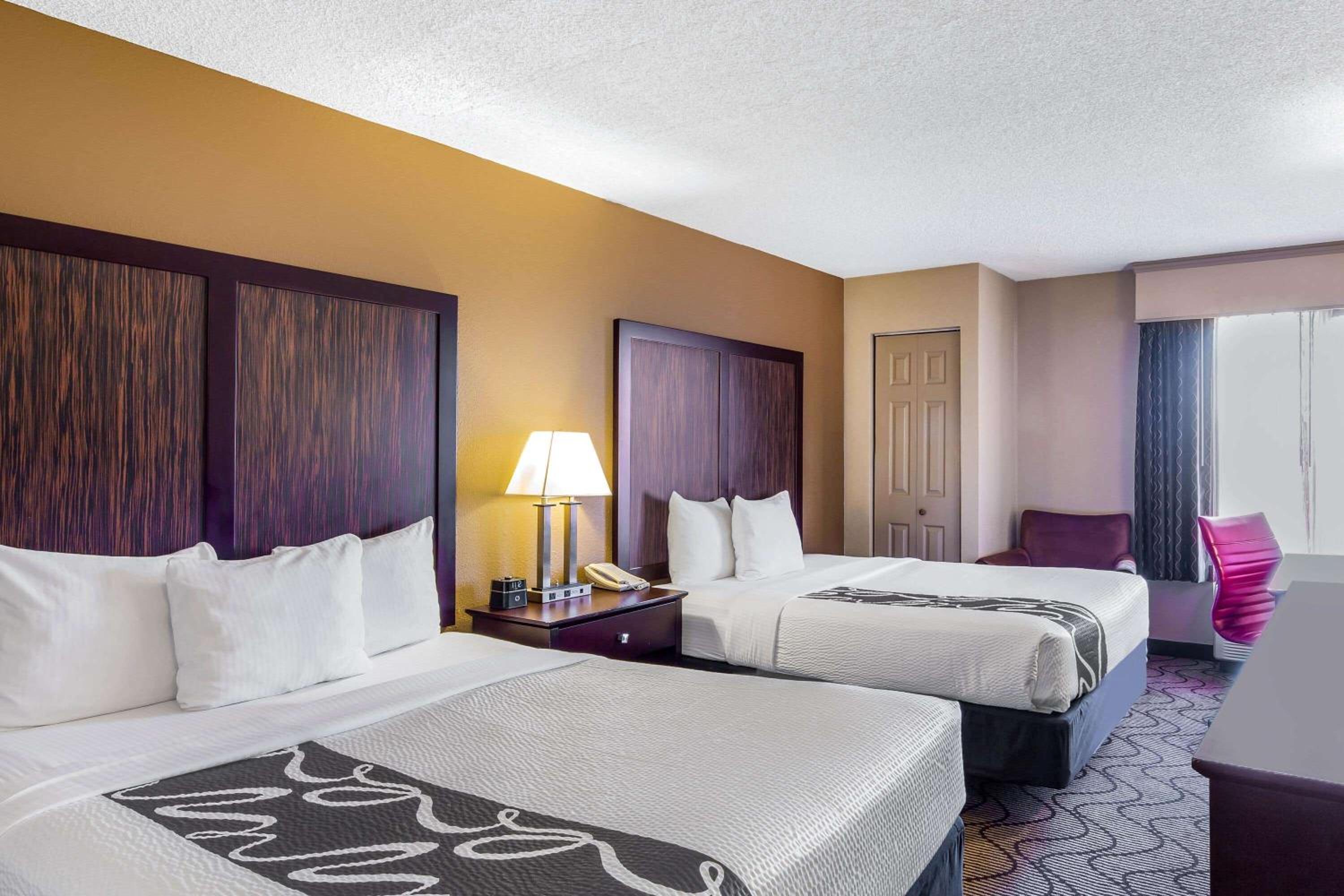 Queen Room With Two Queen Beds And Roll-In Shower - Mobility Accessible/Non-Smoking photo 3