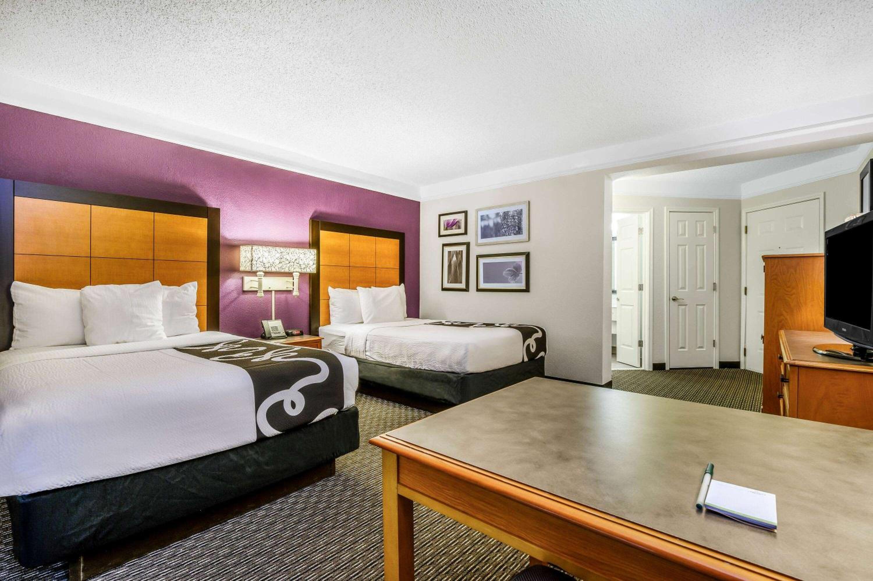 Double Room with Two Double Beds - Mobility Accessible/Pet-Friendly/Non-Smoking - Photo 3