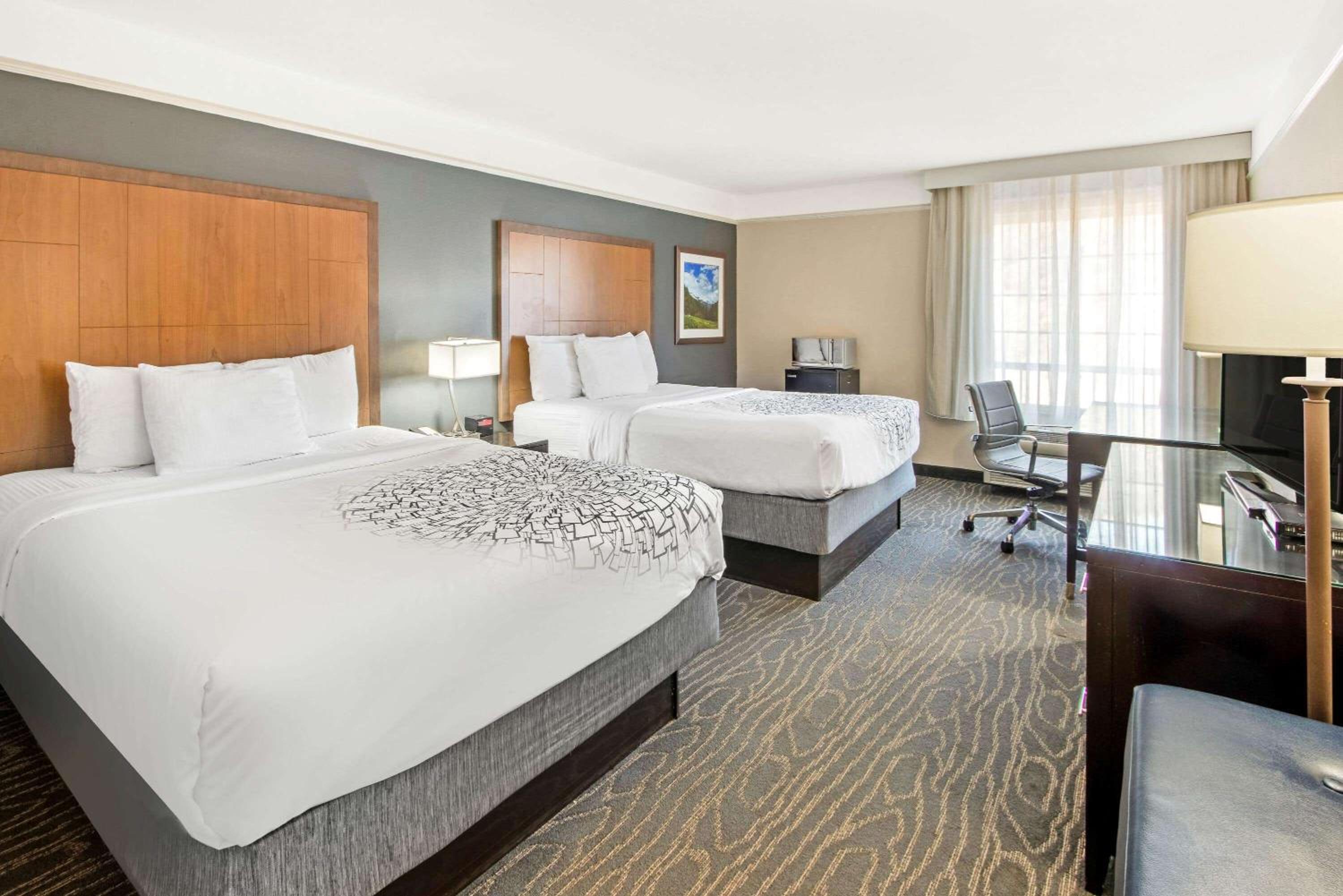 Deluxe Queen Room with Two Queen Beds - Photo 6