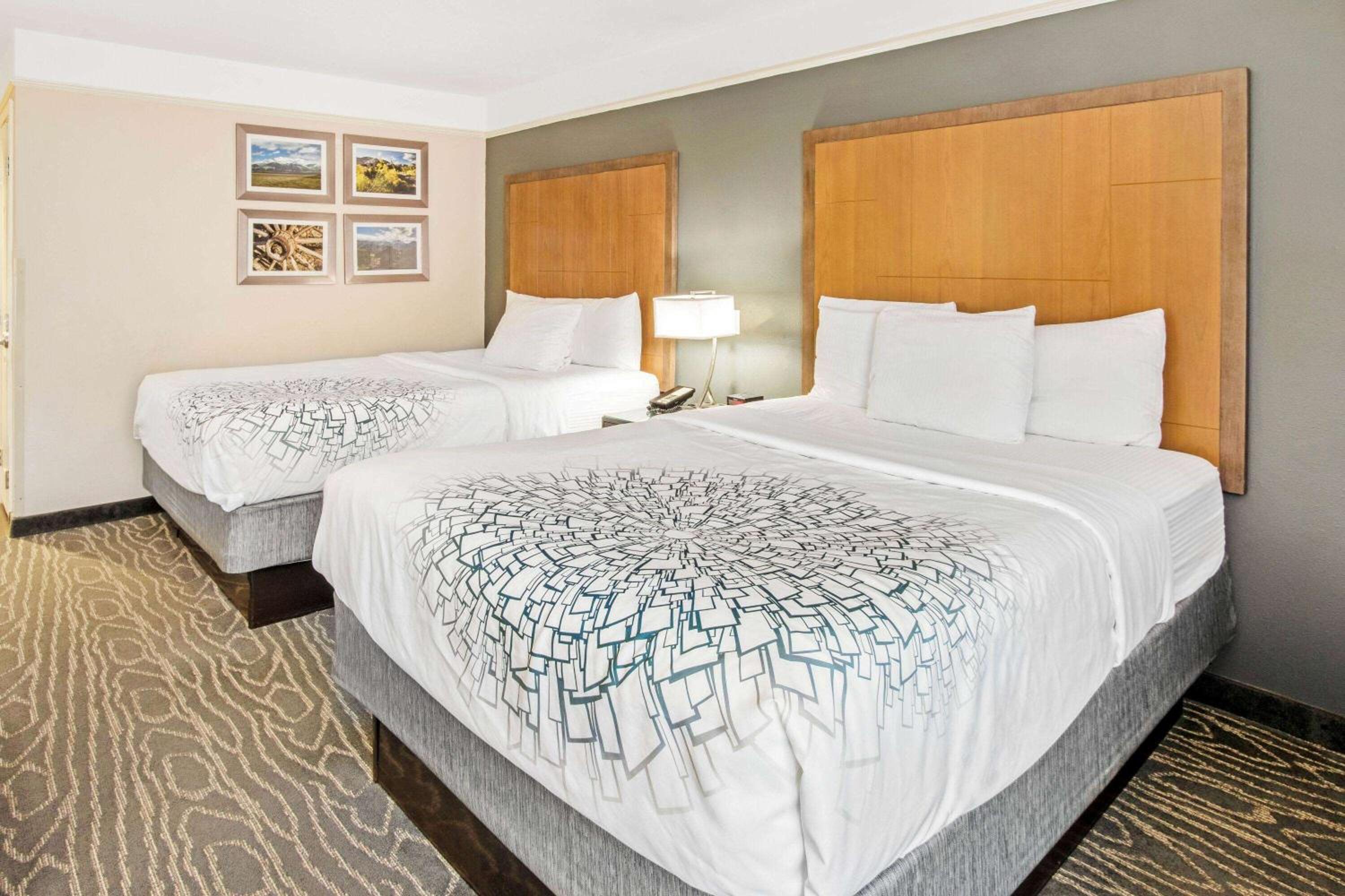 Deluxe Queen Room with Two Queen Beds - Photo 5