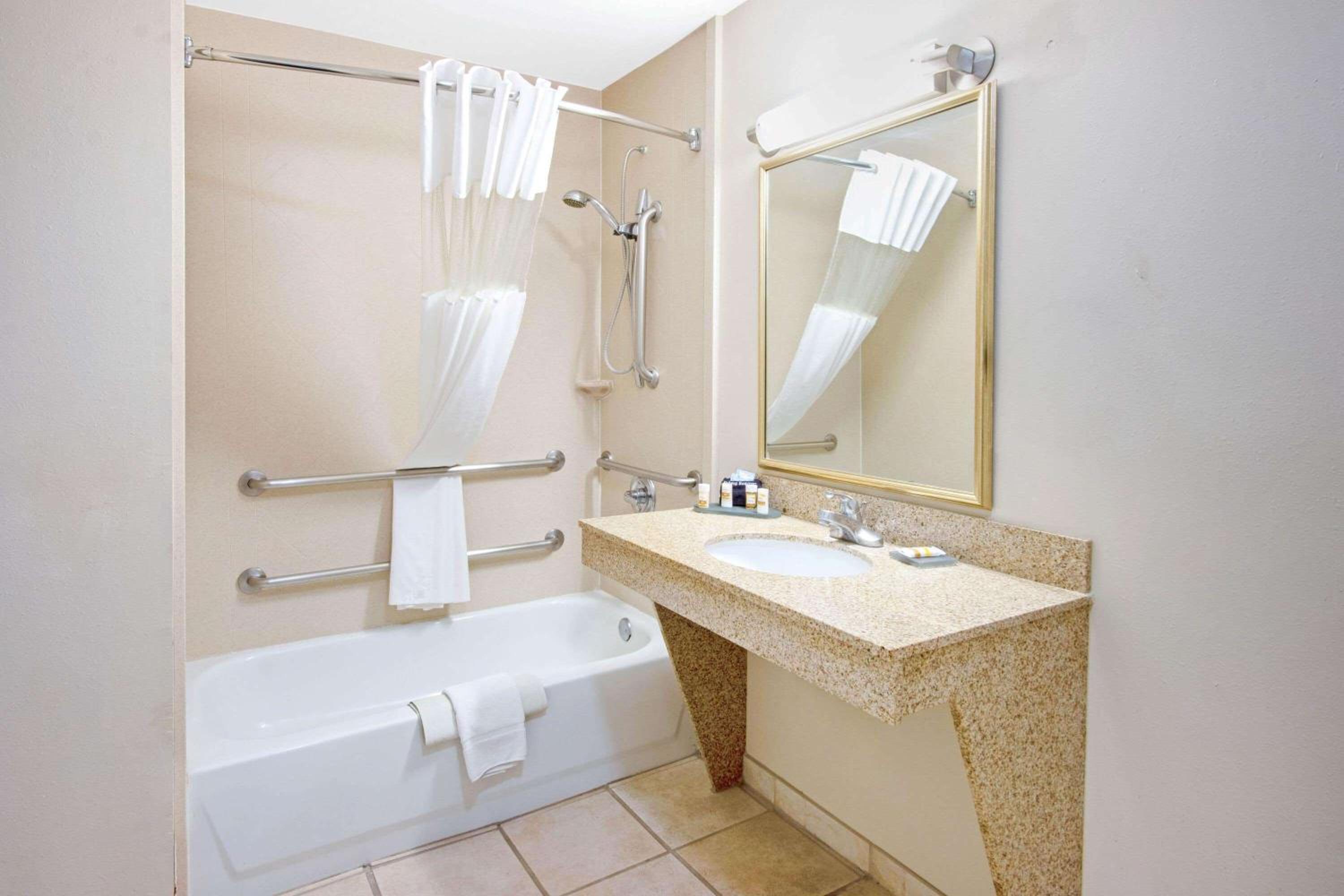 King Room - Mobility Access/Non-Smoking - Photo 3