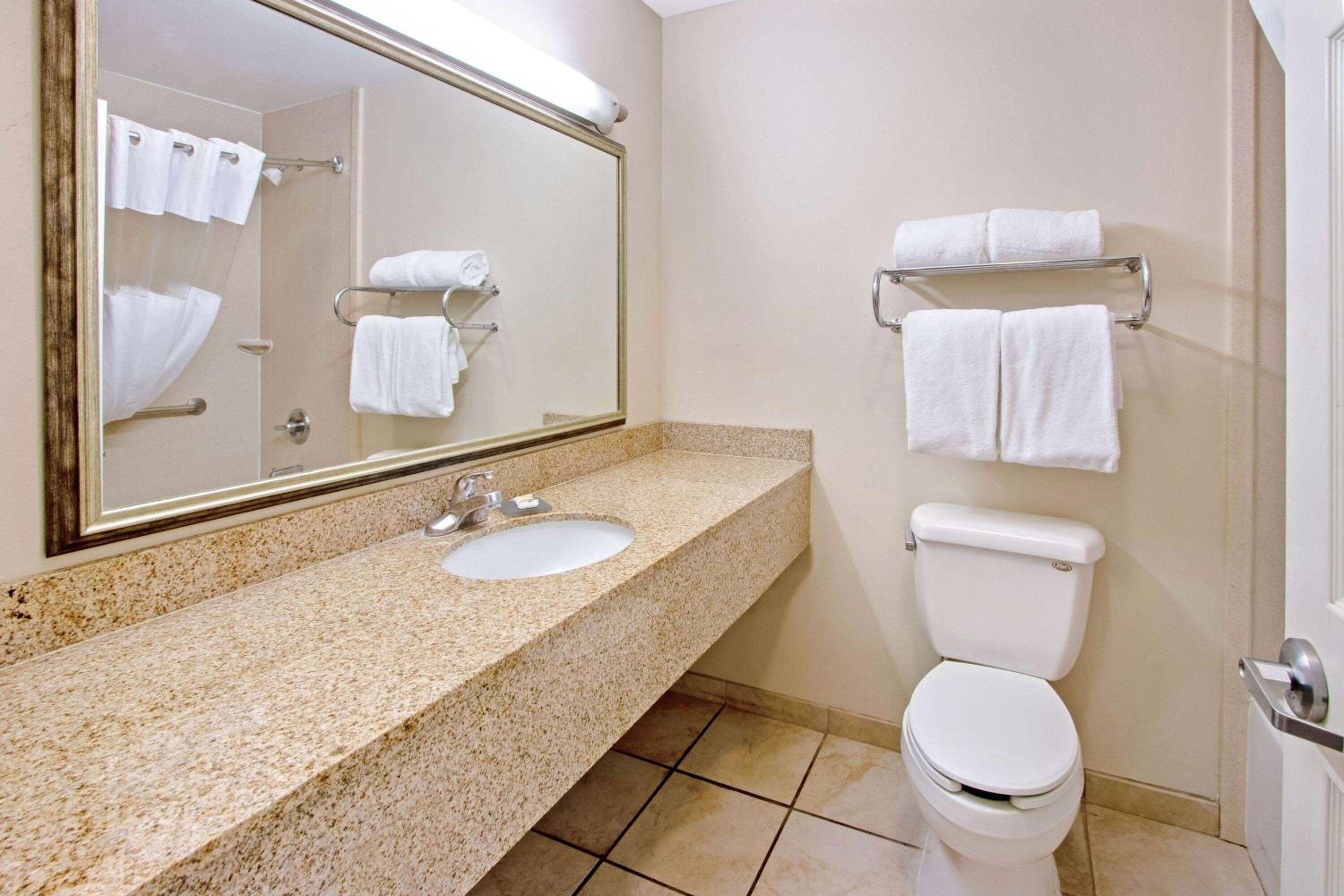 Deluxe Queen Room with Two Queen Beds - Photo 4