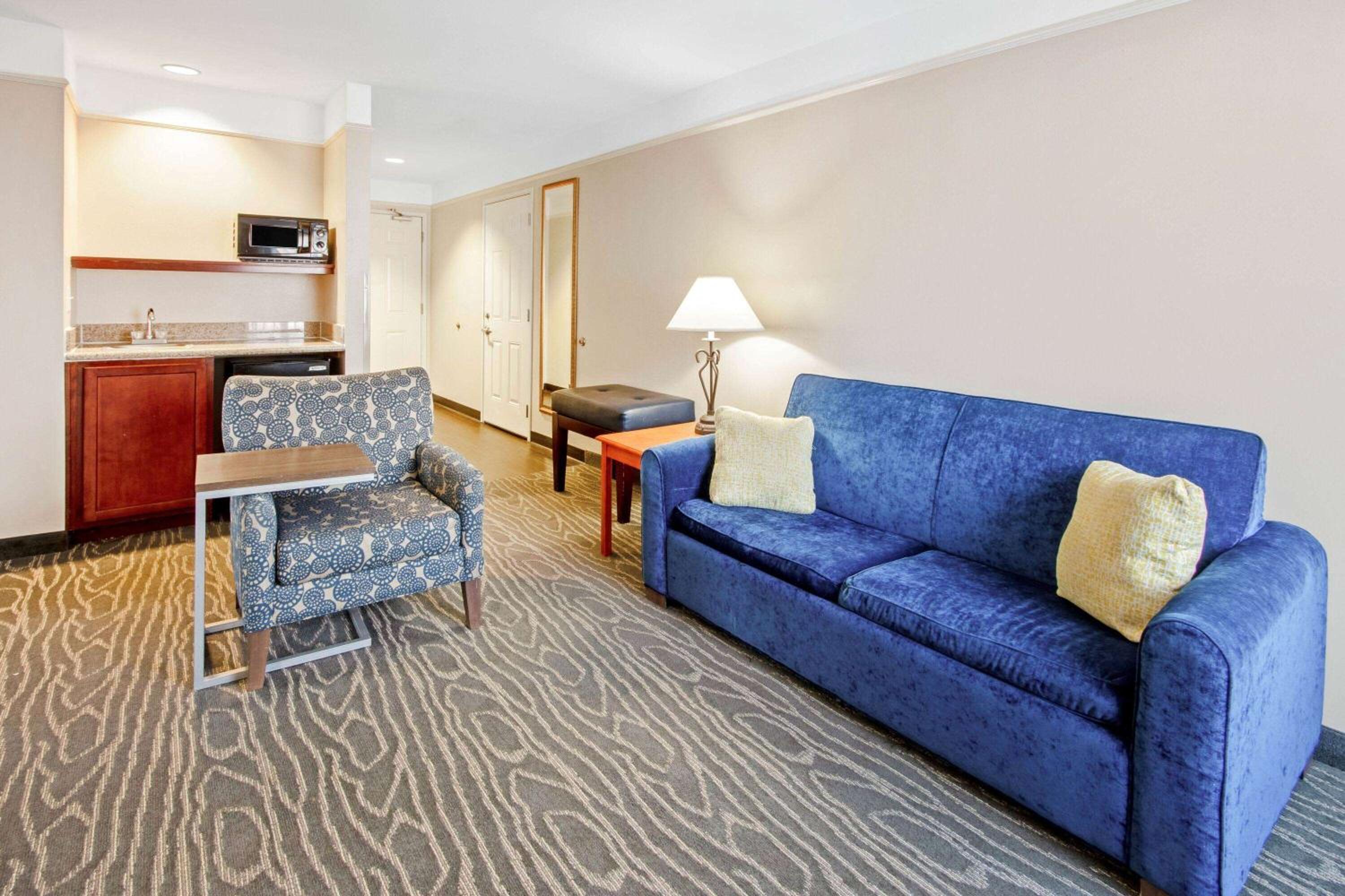 Deluxe King Suite with Mountain View - Non-Smoking - Photo 2