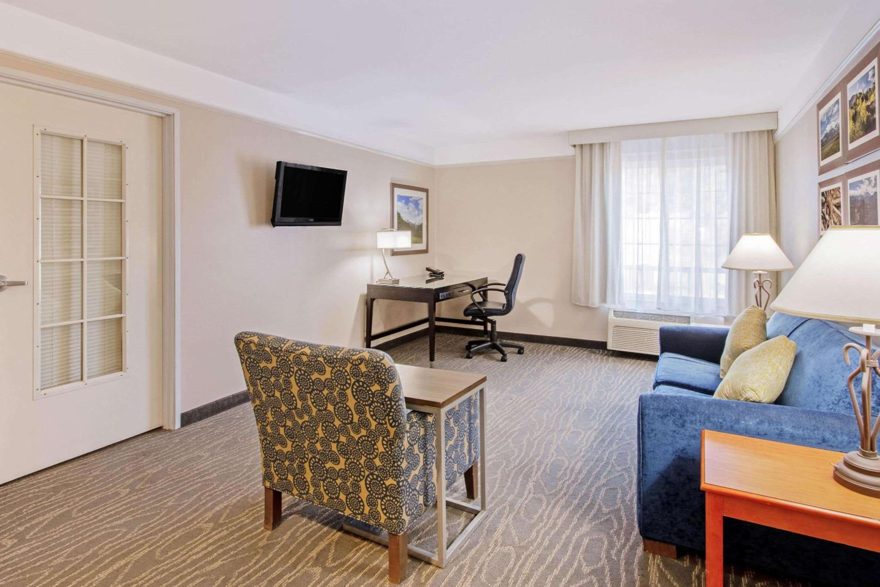Deluxe King Suite with Mountain View - Non-Smoking - Photo 4