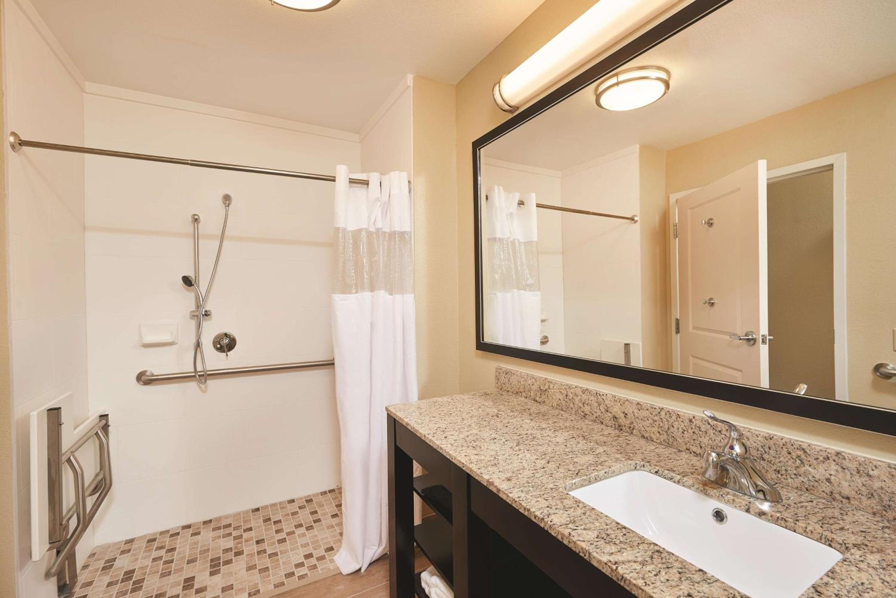 Deluxe King Suite with Mobility/Hearing Impaired Access - Non-Smoking photo 3