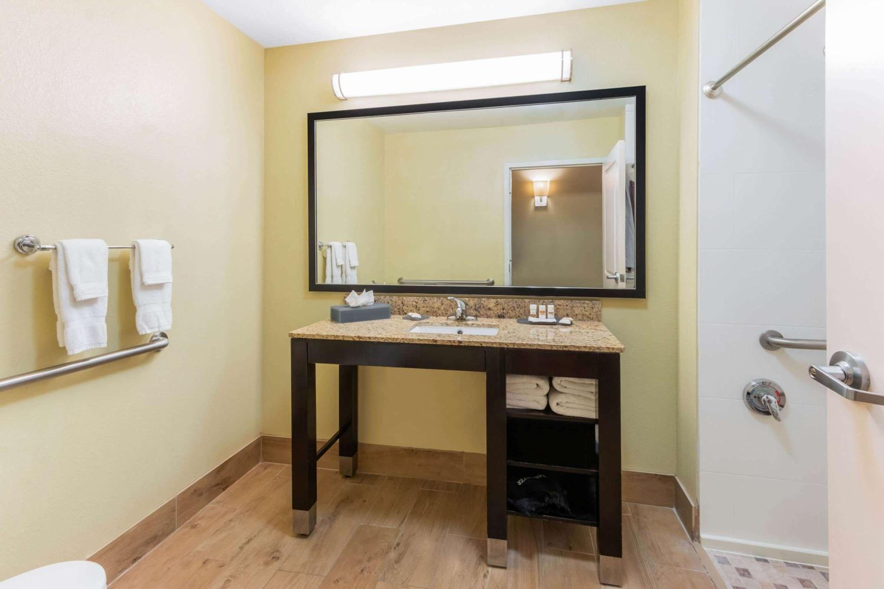 Queen Room with Two Queen Beds and Mobility/Hearing Access - Non-Smoking photo 3