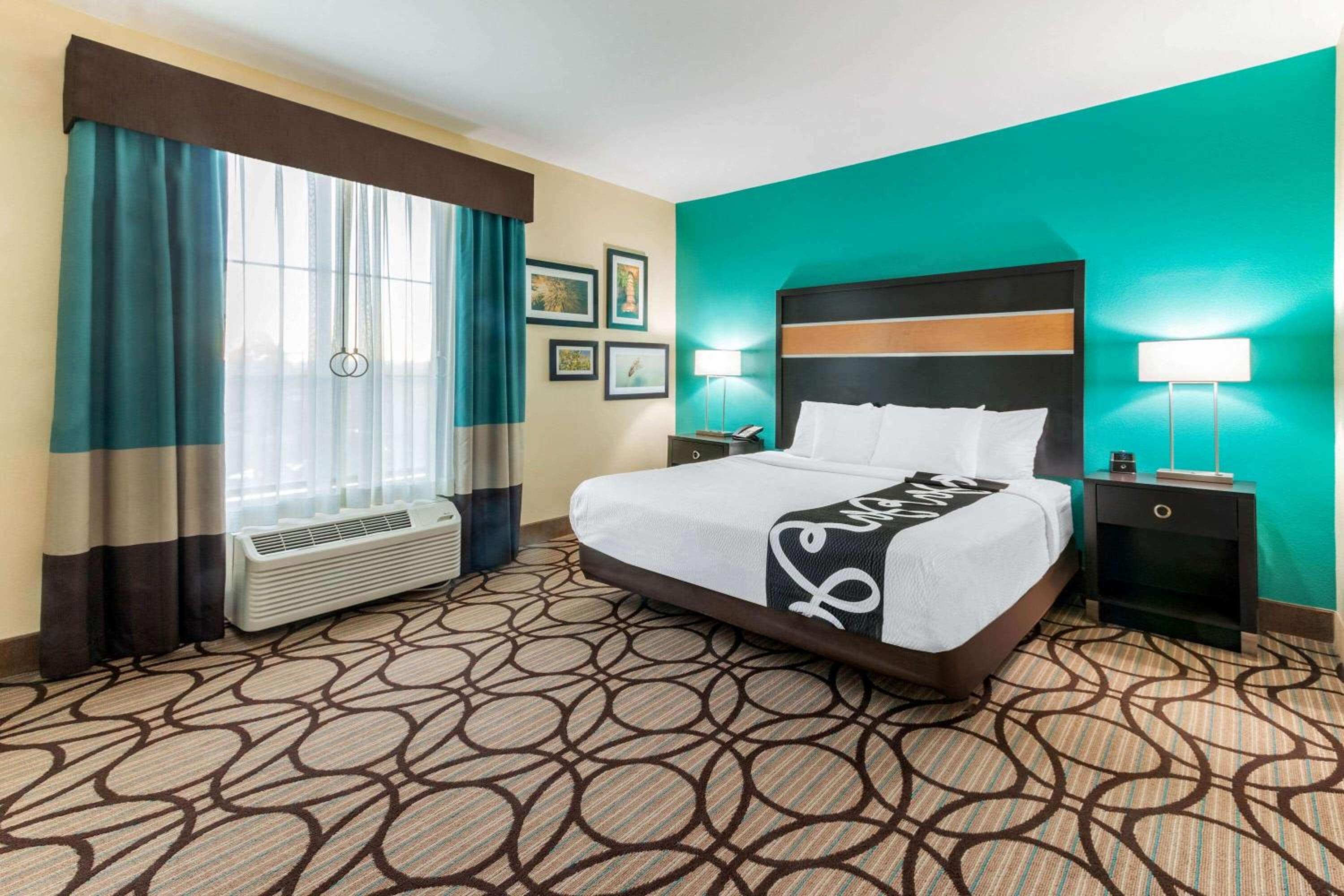 Deluxe King Suite with Mobility/Hearing Impaired Access - Non-Smoking photo 2