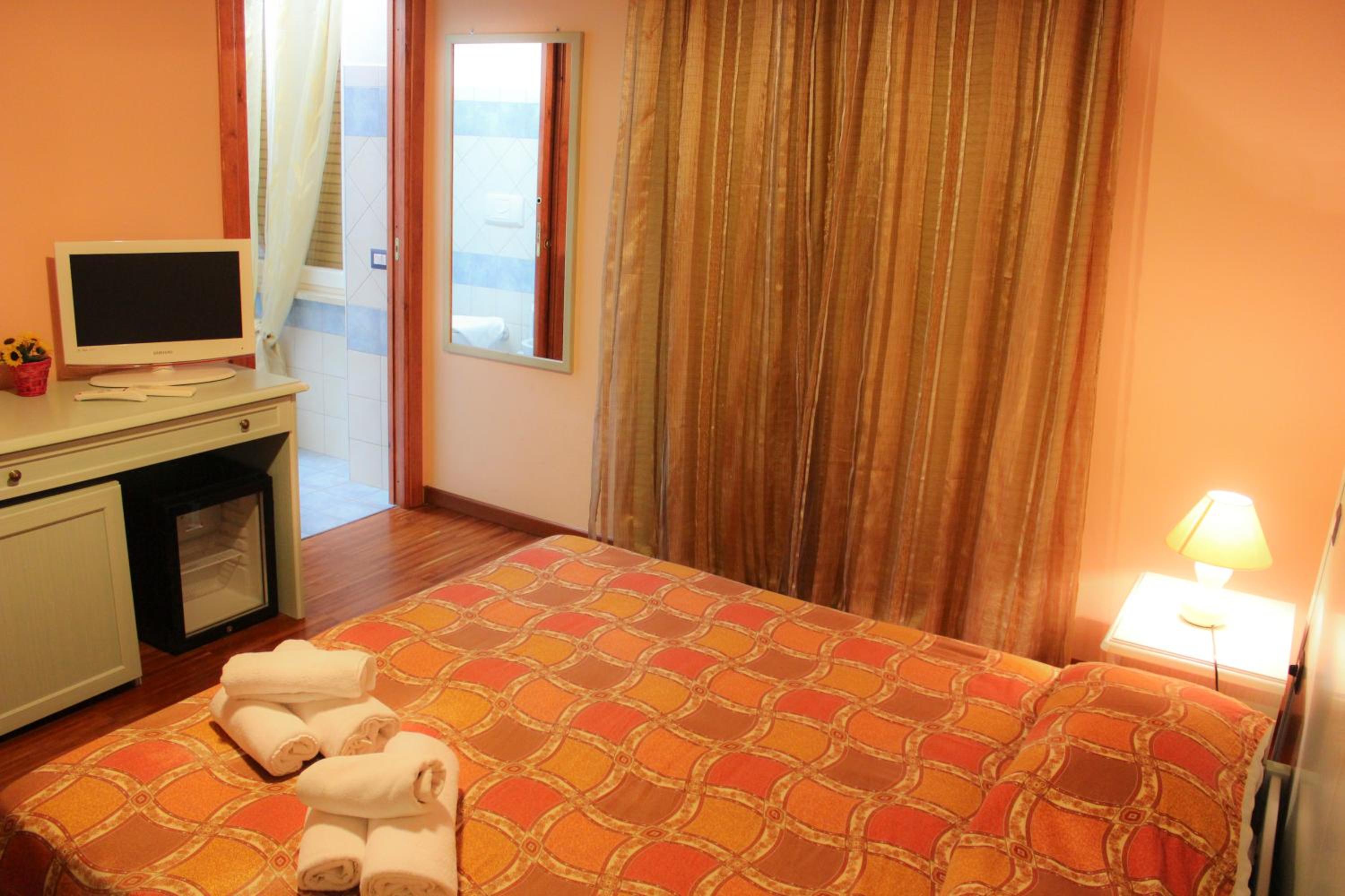 Double Room - Photo 5