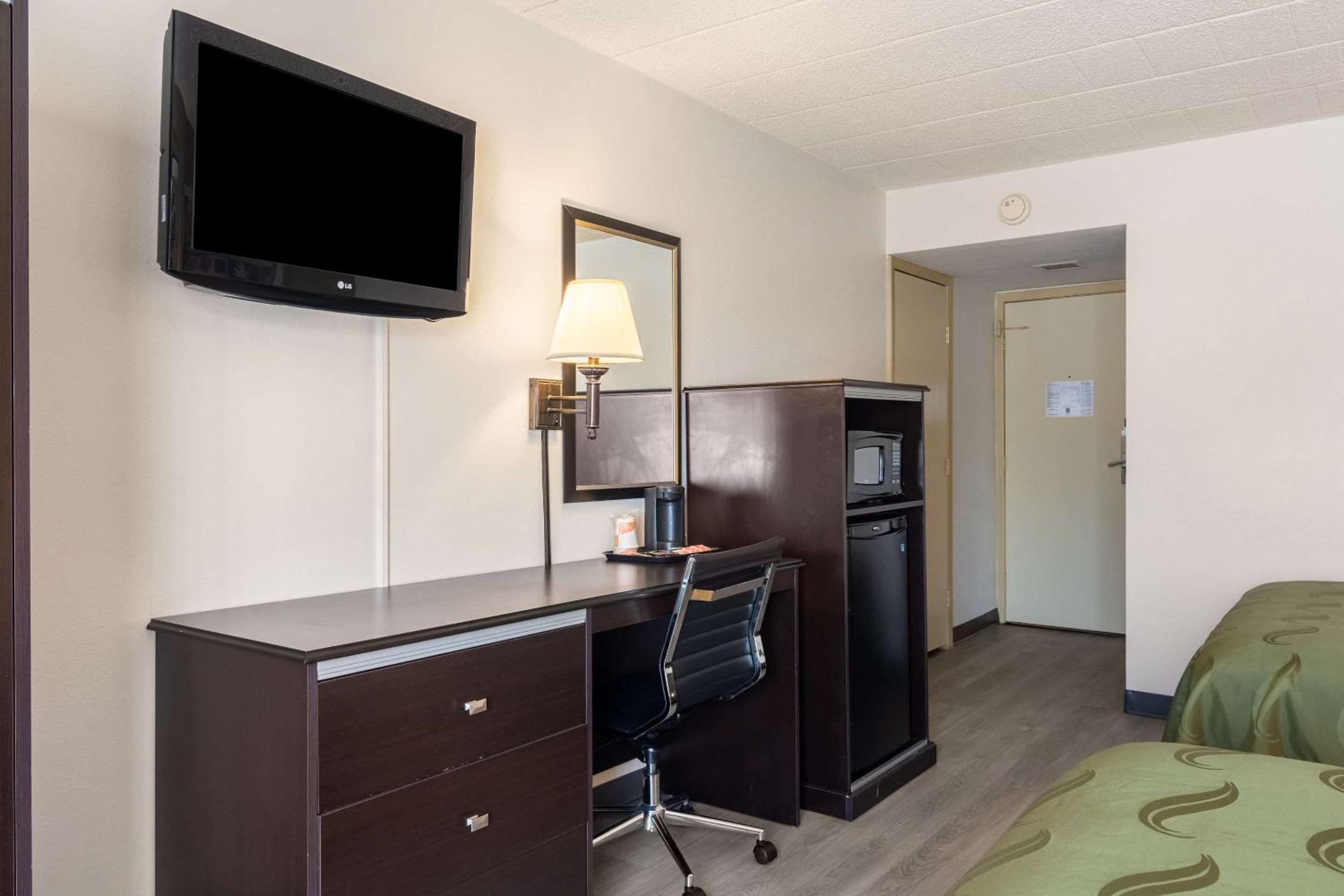 Deluxe Queen Room with Two Queen Beds - Non-Smoking - Photo 3
