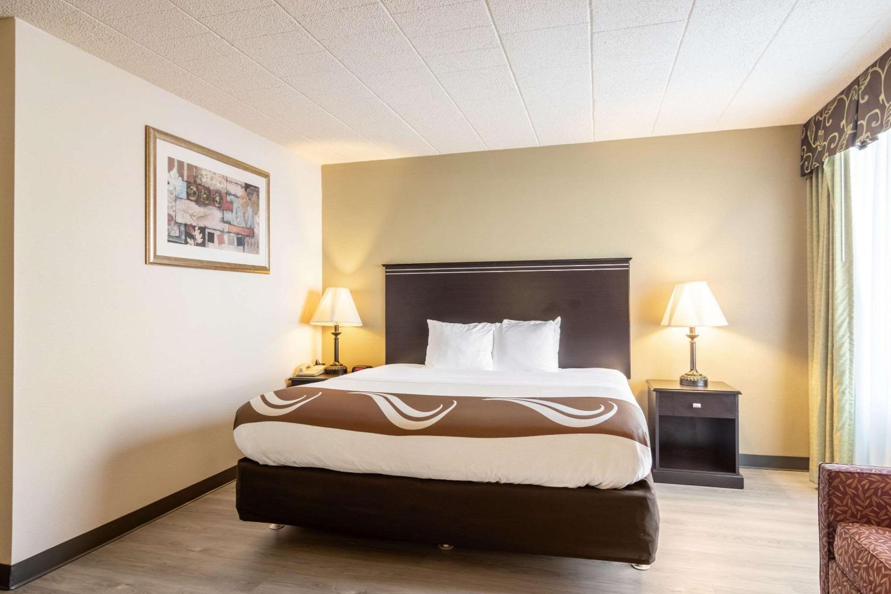 King Suite - Non-Smoking - Photo 2