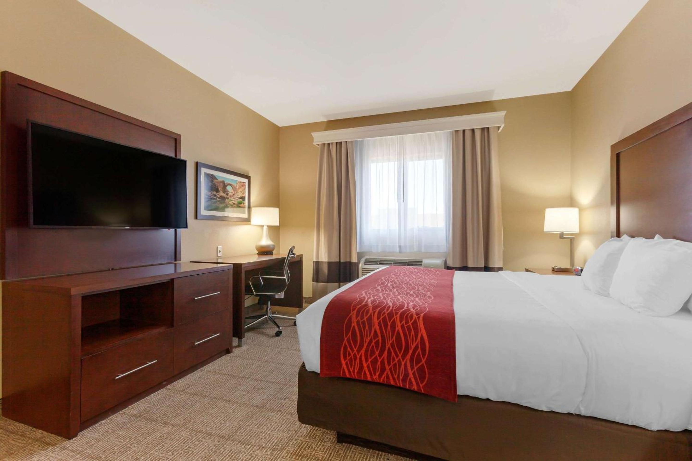King Room - Non-Smoking - Photo 3
