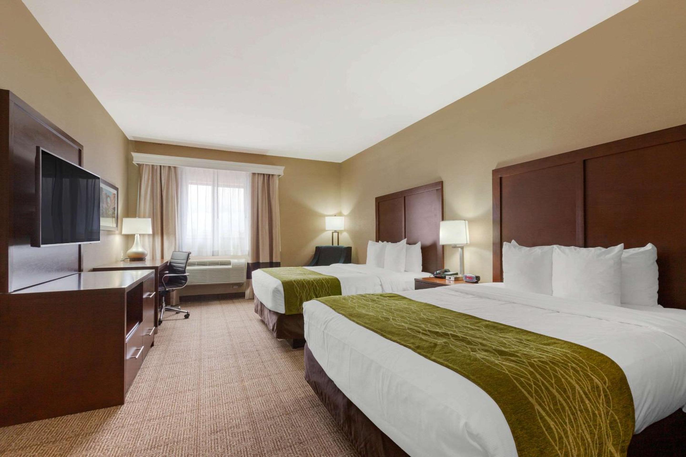 Queen Room with Two Queen Beds - Non-Smoking - Photo 2