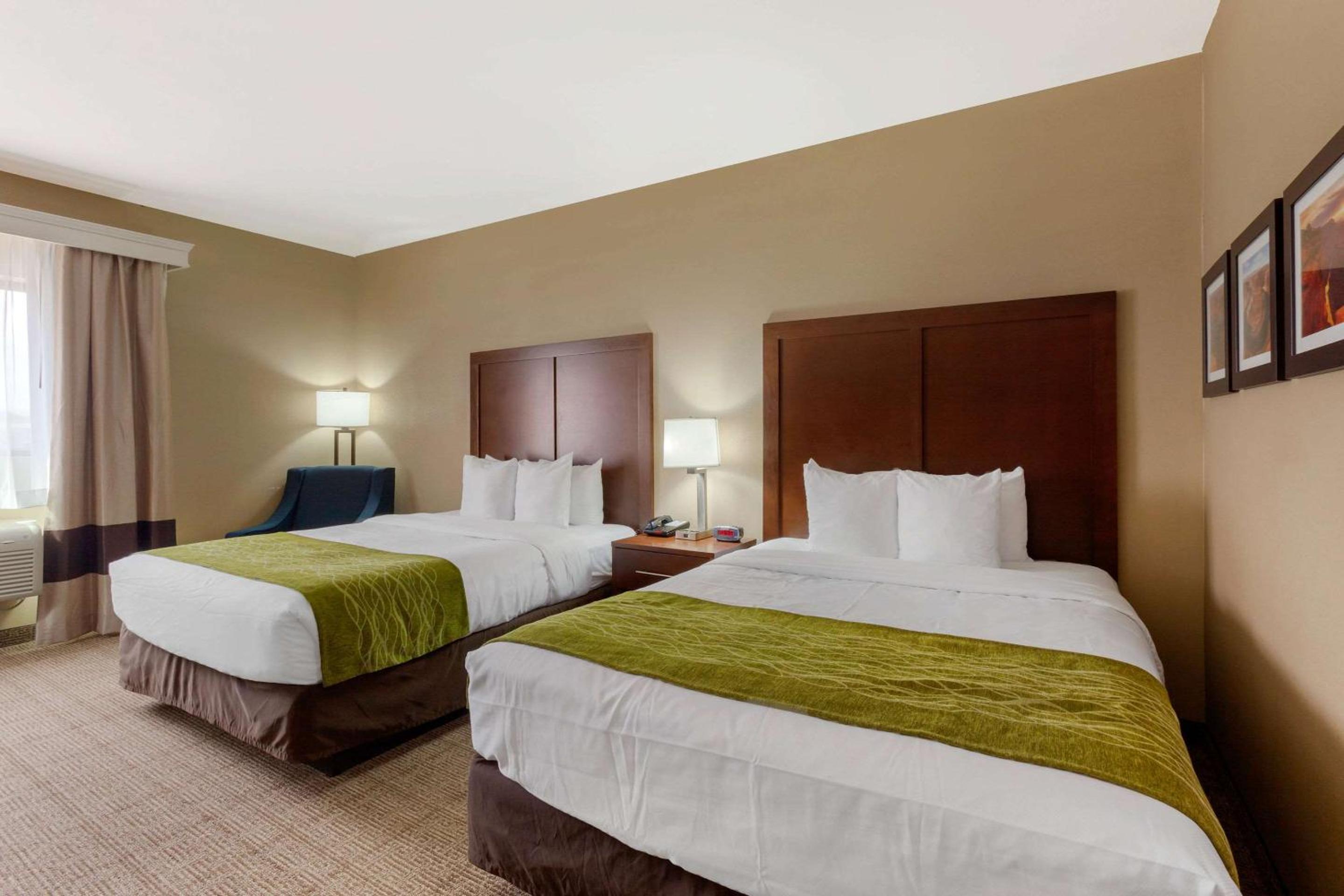 Queen Room with Two Queen Beds - Non-Smoking - Photo 3