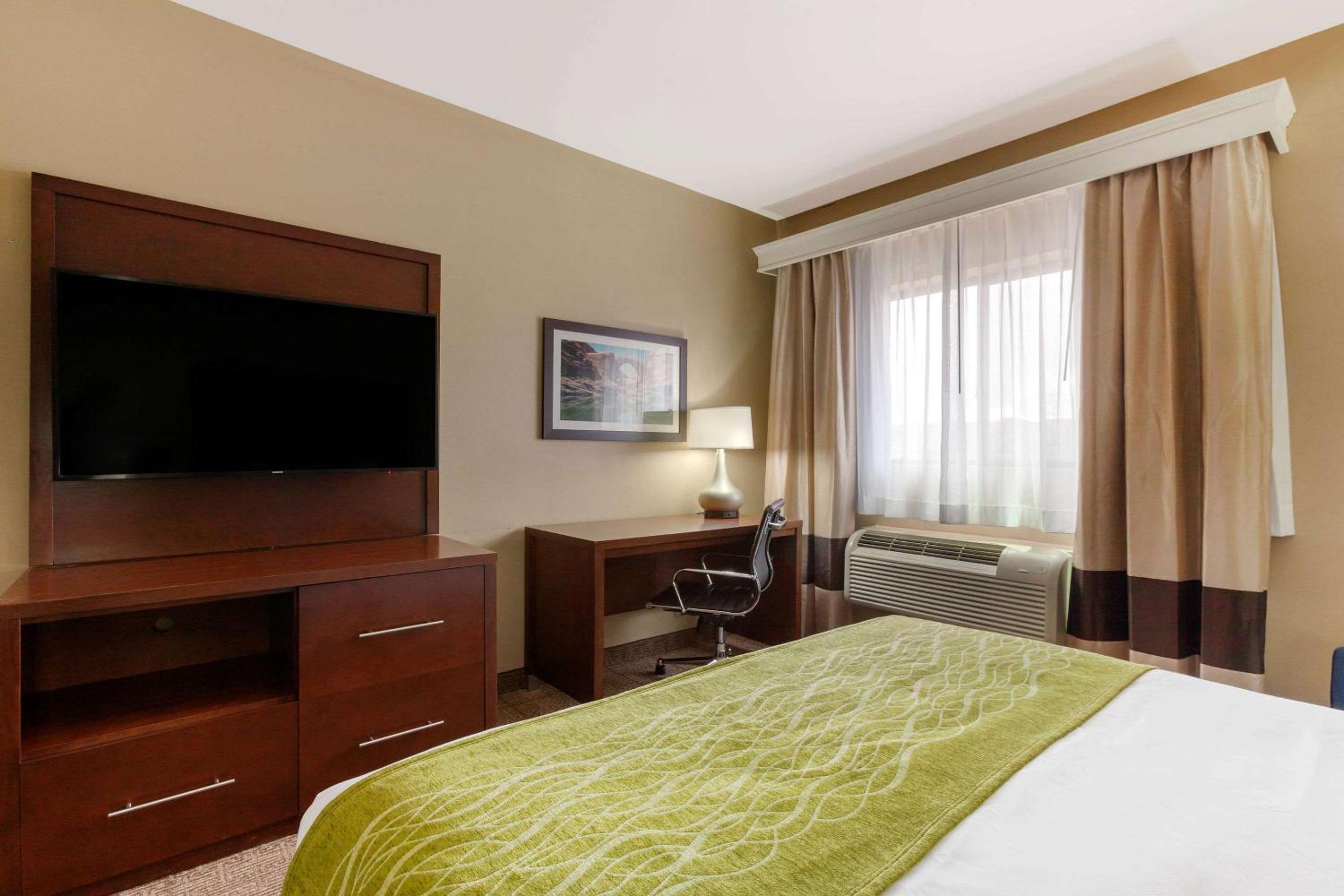 Queen Room with Two Queen Beds - Non-Smoking - Photo 4