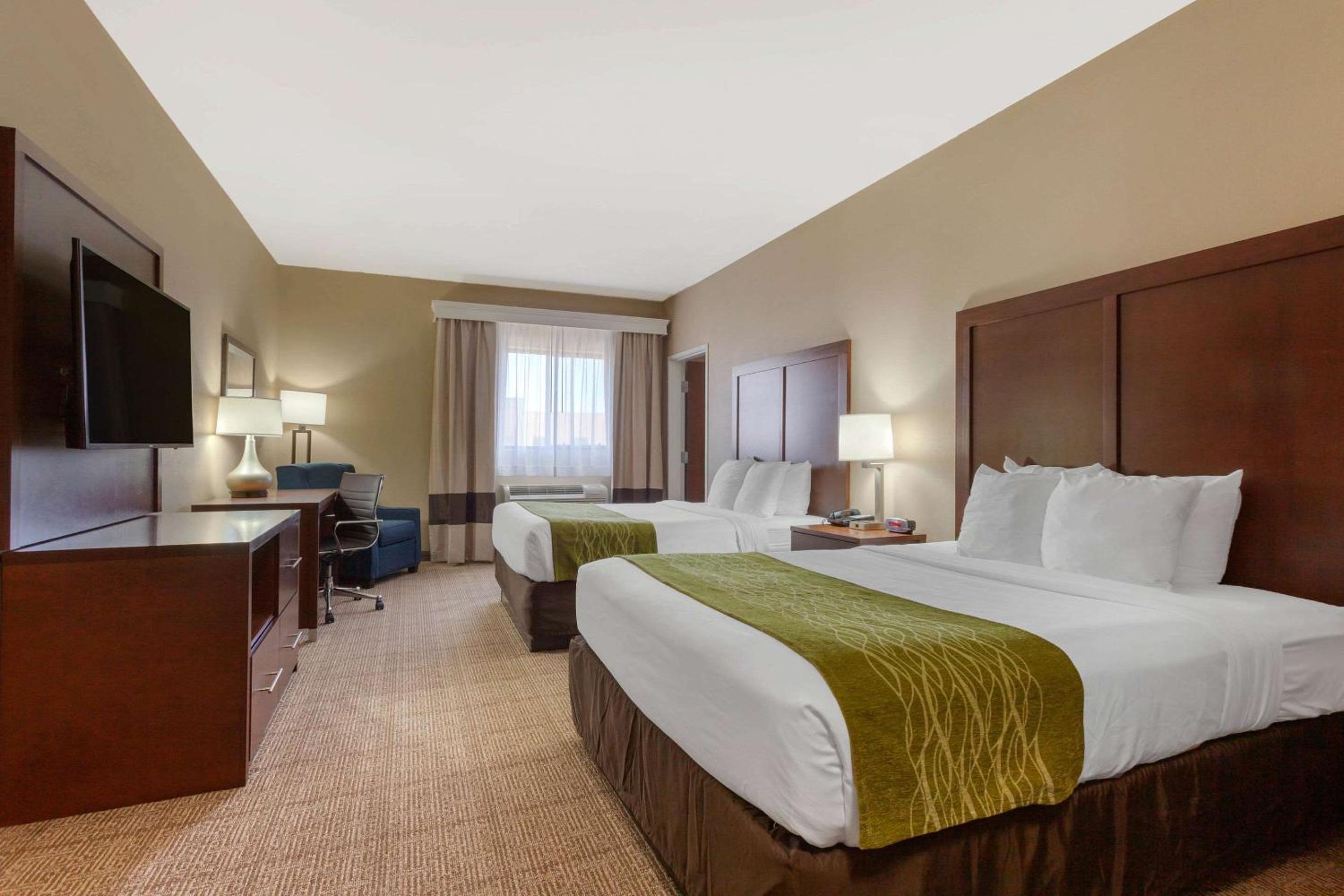 Queen Room with Two Queen Beds and Roll-In Shower - Accessible/Non-Smoking - Photo 3