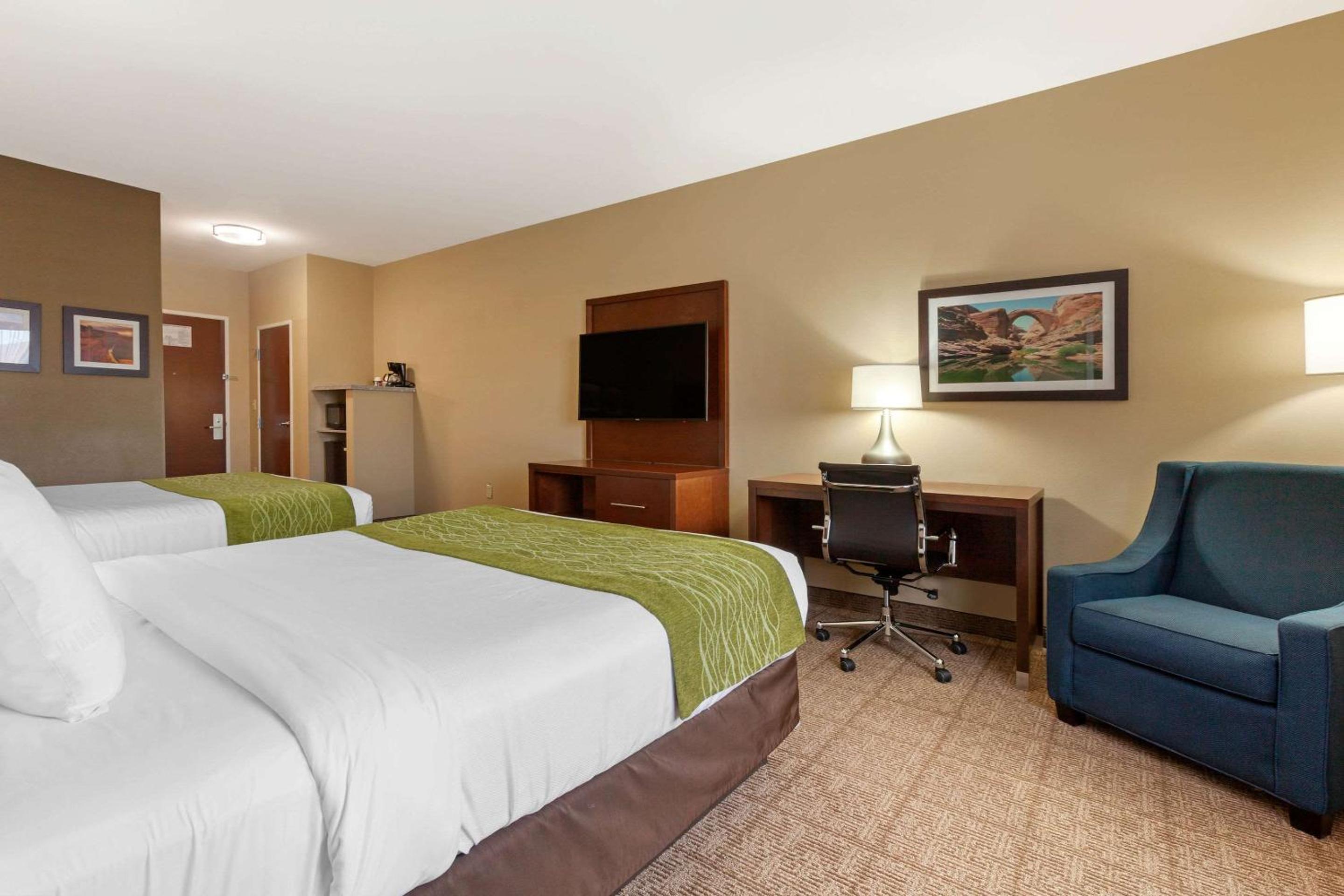 Queen Room with Two Queen Beds - Non-Smoking - Photo 1