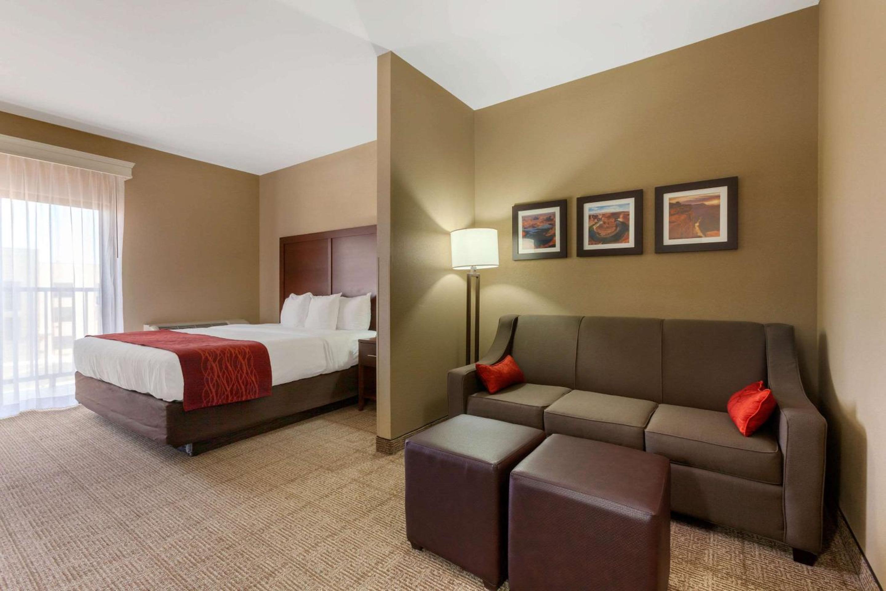 King Suite - Non-Smoking - Photo 4